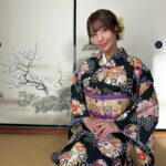 Rina Hashimoto Instagram – 先日はとっってもお久しぶりのライブ
お越しくださった皆様！
ありがとうございました😊♡

久しぶりしっかりリハやったり、
新しい楽曲をつくったり
楽しい毎日でした🤭🩷

新曲Pop champagneを披露しました！

そして、MVがでたよー！
Mamama という曲は前からあったんですが、
三人バージョンで新しくMVを撮り直しました！

今日はそんなオフショットです！
お着物はスタッフさんが選んでくれたんやけど
めちゃくちゃ可愛くてお気に入りです💜😮

MVたくさんみてね！
シャベチャンにアップされてますー！🤭❤️

今すぐ見てきて！感想おしえて！

最後の1枚は、
MVの撮影おわりに、久しぶりに行った日高屋さん。笑

疲れた体に辛いラーメンがとっても染み渡りました🤤♡
