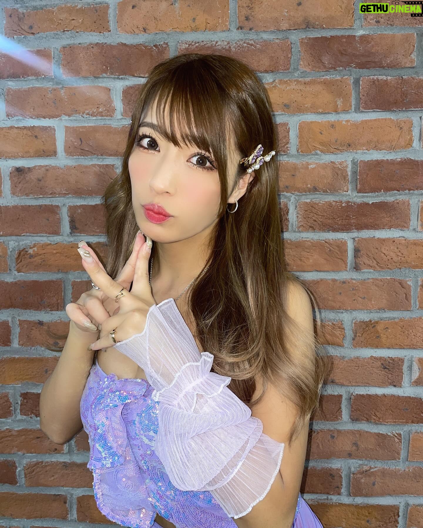 Rina Hashimoto Instagram - 先日はとっってもお久しぶりのライブ お越しくださった皆様! ありがとうございました😊♡ 久しぶりしっかりリハやったり、 新しい楽曲をつくったり 楽しい毎日でした🤭🩷 新曲Pop champagneを披露しました! そして、MVがでたよー! Mamama という曲は前からあったんですが、 三人バージョンで新しくMVを撮り直しました! 今日はそんなオフショットです! お着物はスタッフさんが選んでくれたんやけど めちゃくちゃ可愛くてお気に入りです💜😮 MVたくさんみてね! シャベチャンにアップされてますー!🤭❤️ 今すぐ見てきて!感想おしえて! 最後の1枚は、 MVの撮影おわりに、久しぶりに行った日高屋さん。笑 疲れた体に辛いラーメンがとっても染み渡りました🤤♡