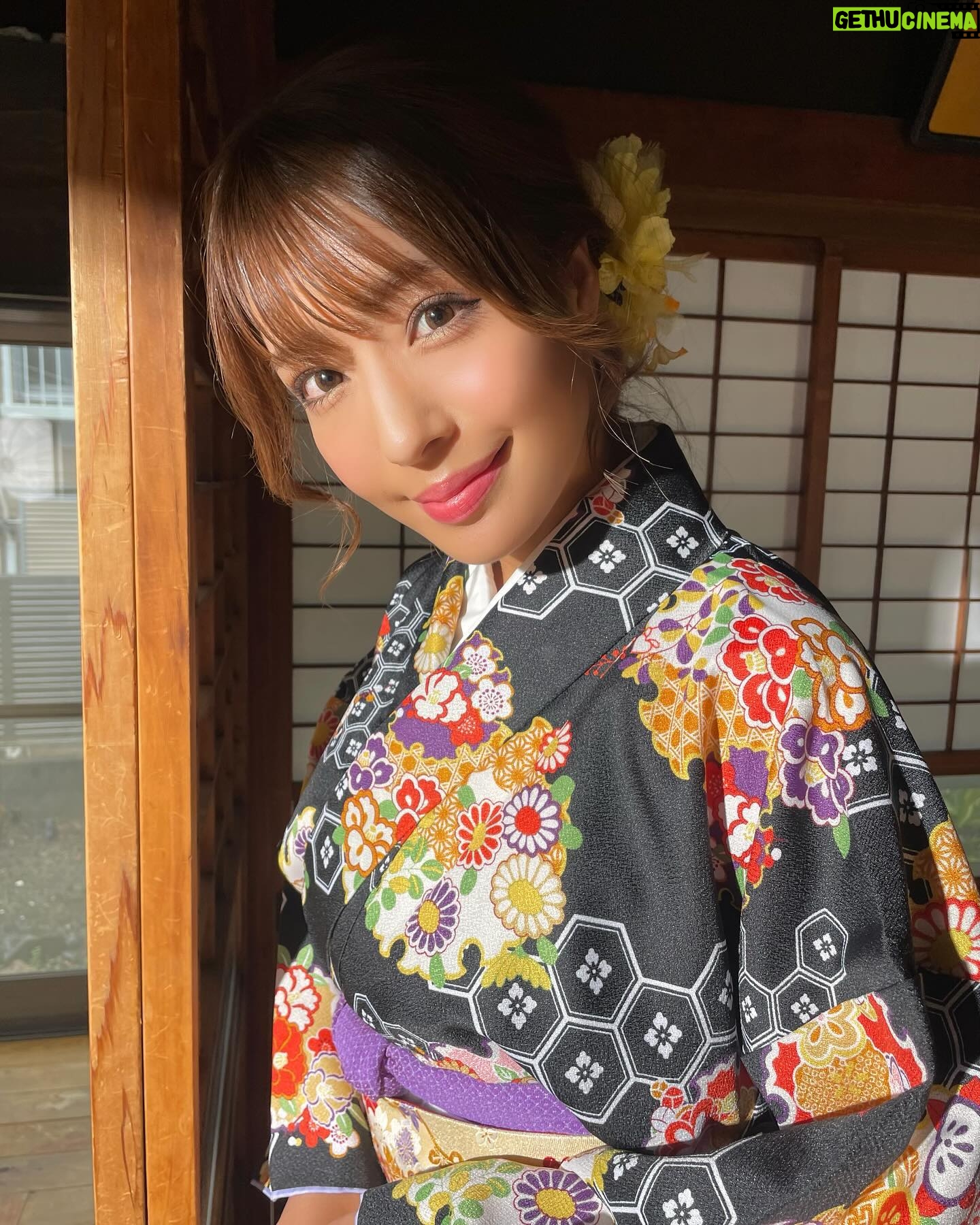 Rina Hashimoto Instagram - 先日はとっってもお久しぶりのライブ お越しくださった皆様! ありがとうございました😊♡ 久しぶりしっかりリハやったり、 新しい楽曲をつくったり 楽しい毎日でした🤭🩷 新曲Pop champagneを披露しました! そして、MVがでたよー! Mamama という曲は前からあったんですが、 三人バージョンで新しくMVを撮り直しました! 今日はそんなオフショットです! お着物はスタッフさんが選んでくれたんやけど めちゃくちゃ可愛くてお気に入りです💜😮 MVたくさんみてね! シャベチャンにアップされてますー!🤭❤️ 今すぐ見てきて!感想おしえて! 最後の1枚は、 MVの撮影おわりに、久しぶりに行った日高屋さん。笑 疲れた体に辛いラーメンがとっても染み渡りました🤤♡