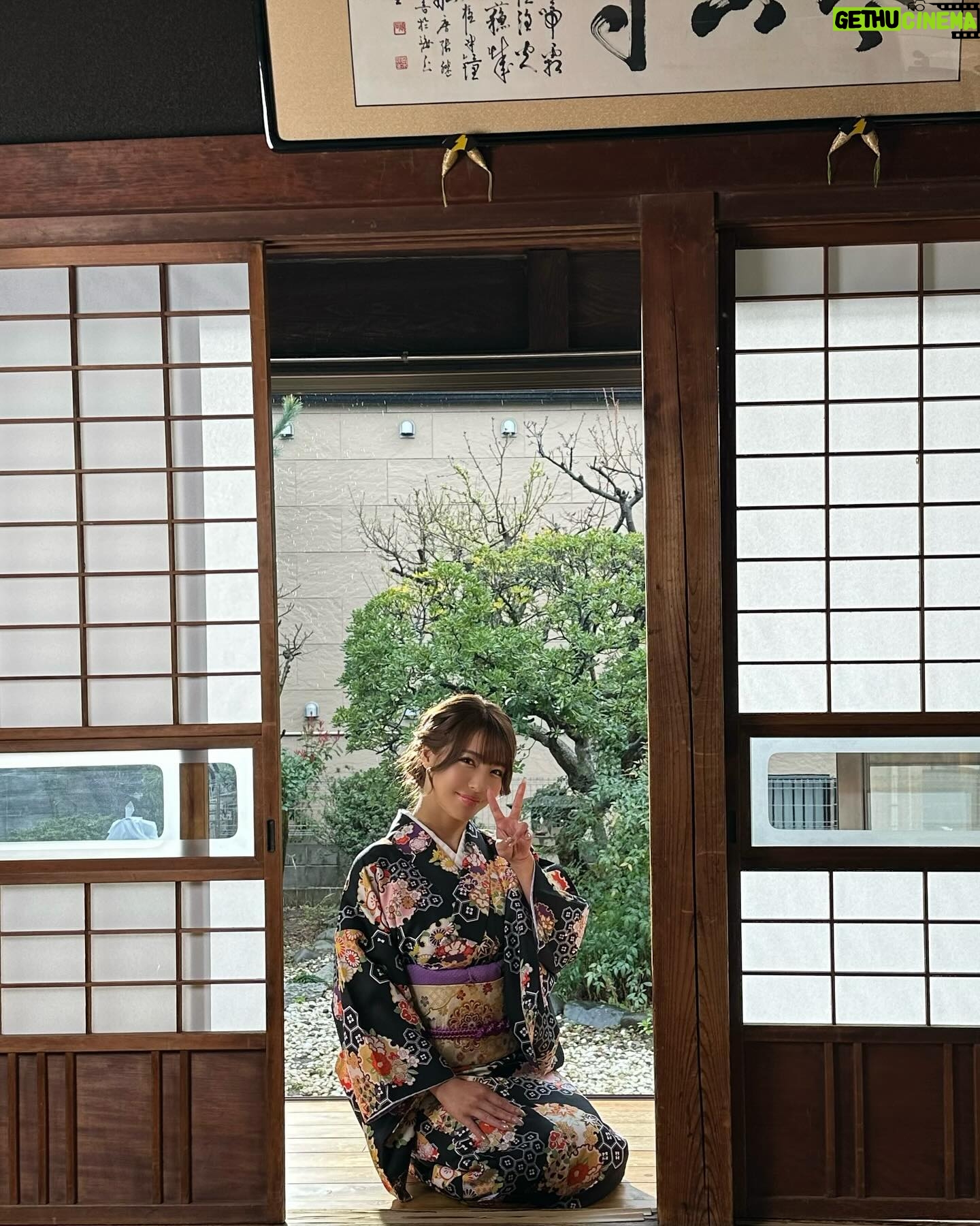 Rina Hashimoto Instagram - 先日はとっってもお久しぶりのライブ お越しくださった皆様! ありがとうございました😊♡ 久しぶりしっかりリハやったり、 新しい楽曲をつくったり 楽しい毎日でした🤭🩷 新曲Pop champagneを披露しました! そして、MVがでたよー! Mamama という曲は前からあったんですが、 三人バージョンで新しくMVを撮り直しました! 今日はそんなオフショットです! お着物はスタッフさんが選んでくれたんやけど めちゃくちゃ可愛くてお気に入りです💜😮 MVたくさんみてね! シャベチャンにアップされてますー!🤭❤️ 今すぐ見てきて!感想おしえて! 最後の1枚は、 MVの撮影おわりに、久しぶりに行った日高屋さん。笑 疲れた体に辛いラーメンがとっても染み渡りました🤤♡