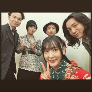 Rina Ikoma Instagram - ✴︎♑︎✴︎⁣
⁣
少年社中 ⁣
25周年記念第二弾 ⁣
第41回公演【光画楼喜譚】⁣
⁣
無事終幕致しました！⁣
⁣
ご来場くださった皆様、応援してくださった皆様本当にありがとうございました！！⁣
⁣
私が演劇を始めた理由の少年社中さん⁣
⁣
20周年記念公演の⁣
トゥーランドットにも参加させて頂いてから、⁣
5年経ったのもびっくりしたけど、⁣
⁣
劇団員さんの中に生駒1人！⁣
⁣
もびっくりしましたが、⁣
⁣
毛利さんの描く作品を社中の皆さんと、小林至さんと共に作れた事が本当に嬉しくて、楽しくて、財産になりました！！⁣
⁣
今までは、⁣
もう二度と立てないかもしれない。。⁣
⁣
って思って悲しくて泣いていたけど、⁣
⁣
もう生駒は少年社中の家族になれたので⁣
⁣
また実家に帰ってお芝居出来る！⁣
⁣
てか、やるんだ！絶対！⁣
⁣
って、楽しい未來を見れる様になって⁣
⁣
嬉しかった！！！⁣
⁣
毛利さんのやりたい事、夢を私も一緒に見たい。⁣
⁣
そしてもっとお芝居上手くなって安心させたい😙⁣
⁣
血は繋がってなくても、絆が生まれたらかけがえのない存在になれる。家族になれる。⁣
⁣
毎日一緒にいなくても、今は届かなくても、絶対に無理だと思っても、⁣
⁣
自分が誠実に大事に頑張っていれば、⁣
⁣
いつか。⁣
⁣
必ず形になる。⁣
⁣
そうだよね。⁣
⁣
⁣
辛い時もある。⁣
人間は感情豊かな生き物が故に、辛いを生み出してしまう。⁣
⁣
だから、幸せがある。⁣
辛い分だけ、幸せがある。⁣
⁣
理解しなくてもいい。⁣
⁣
大丈夫っても言わない。保証もしない。⁣
⁣
だけど、いつか。⁣
幸せはやってくる。⁣
⁣
そんな事を感じた日々でした。⁣
⁣
ファンクラブにも、オフショット載せてます！⁣
大事なのはそっちにこっそり載せてます(*´꒳`*)⁣
⁣
⁣
光画楼喜譚裏話⁣
⁣
楽屋が広いとは言えないので（えへ）⁣
毎日社中女子ズとあーでもないこーでもないって話しながらメイクするのが楽しかった！⁣
生駒の笑い声が発声良すぎて響きがよかった。⁣
⁣
廿浦さん（つづさん）が⁣
鳥目で暗点が見えない生駒を舞台袖まで誘導してくださってたのです！⁣
スーパーつづさん⁣
⁣
えりさんも暗点見えなくて何回もぶつかってて⁣
もーっえりさんたらもーっ⁣
こまちったらもーって話してました☺️笑⁣
⁣
太郎さん扮するグラハムさんとのお芝居セッションは楽しかったなぁ。⁣
また会おうぞグラハムさん。⁣
井俣さんのカメラワークも上手。⁣
⁣
川本さんが小道具の仮面や、写真やら作ってて⁣
いつか生駒のTシャツもデザインして欲しいな〜って思って(*´꒳`*)⁣
⁣
田辺さんとぐっと距離が縮まって嬉しかった🤩⁣
田辺さんは甘いものが好き。⁣
絞り出すセリフが面白くて毎日ガン見してました。⁣
⁣
⁣
とまぁ沢山あります！⁣
ので、ファンクラブイベントなどてまた話します(*´꒳`*)⁣
⁣
さ、次のお仕事の台本読もう。⁣
⁣
でもまたきっと。⁣
光画楼は現れるでしょう。⁣
⁣
きっと。ね。⁣
⁣
#少年社中⁣
#光画楼喜譚⁣
#中野ザ・ポケット⁣
#毛利亘宏　さん⁣
#井俣太良　さん⁣
#大竹えり　さん⁣
#田辺幸太郎　さん⁣
#廿浦裕介　さん⁣
#加藤良子　さん⁣
#長谷川太郎　さん⁣
#杉山未央　さん⁣
#山川ありそ　さん⁣
#内山智絵　さん⁣
#川本裕之　さん⁣
#竹内尚文　さん⁣
#小林至　さん⁣
#生駒ちゃん