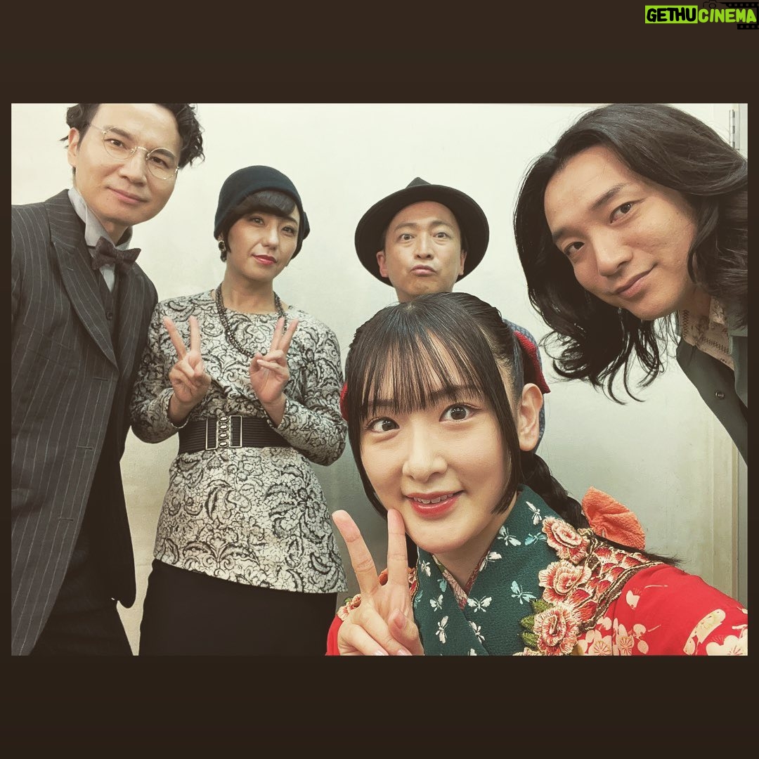 Rina Ikoma - 3 Likes - ✴︎♑︎✴︎
少年社中
25周年記念第二弾
第41回公演【光画楼喜譚】
無事終幕致しました!
ご来場くださった皆様、応援してくださった皆様本当にありがとうございました!!
私が演劇を始めた理由の少年社中さん
20周年記念公演の
トゥーランドットにも参加させて頂いてから、
5年経ったのもびっくりしたけど、
劇団員さんの中に生駒1人!
もびっくりしましたが、
毛利さんの描く作品を社中の皆さんと、小林至さんと共に作れた事が本当に嬉しくて、楽しくて、財産になりました!!
今までは、
もう二度と立てないかもしれない。。
って思って悲しくて泣いていたけど、
もう生駒は少年社中の家族になれたので
また実家に帰ってお芝居出来る!
てか、やるんだ!絶対!
って、楽しい未來を見れる様になって
嬉しかった!!!
毛利さんのやりたい事、夢を私も一緒に見たい。
そしてもっとお芝居上手くなって安心させたい😙
血は繋がってなくても、絆が生まれたらかけがえのない存在になれる。家族になれる。
毎日一緒にいなくても、今は届かなくても、絶対に無理だと思っても、
自分が誠実に大事に頑張っていれば、
いつか。
必ず形になる。
そうだよね。
辛い時もある。
人間は感情豊かな生き物が故に、辛いを生み出してしまう。
だから、幸せがある。
辛い分だけ、幸せがある。
理解しなくてもいい。
大丈夫っても言わない。保証もしない。
だけど、いつか。
幸せはやってくる。
そんな事を感じた日々でした。
ファンクラブにも、オフショット載せてます!
大事なのはそっちにこっそり載せてます(*´꒳`*)
光画楼喜譚裏話
楽屋が広いとは言えないので(えへ)
毎日社中女子ズとあーでもないこーでもないって話しながらメイクするのが楽しかった!
生駒の笑い声が発声良すぎて響きがよかった。
廿浦さん(つづさん)が
鳥目で暗点が見えない生駒を舞台袖まで誘導してくださってたのです!
スーパーつづさん
えりさんも暗点見えなくて何回もぶつかってて
もーっえりさんたらもーっ
こまちったらもーって話してました☺️笑
太郎さん扮するグラハムさんとのお芝居セッションは楽しかったなぁ。
また会おうぞグラハムさん。
井俣さんのカメラワークも上手。
川本さんが小道具の仮面や、写真やら作ってて
いつか生駒のTシャツもデザインして欲しいな〜って思って(*´꒳`*)
田辺さんとぐっと距離が縮まって嬉しかった🤩
田辺さんは甘いものが好き。
絞り出すセリフが面白くて毎日ガン見してました。
とまぁ沢山あります!
ので、ファンクラブイベントなどてまた話します(*´꒳`*)
さ、次のお仕事の台本読もう。
でもまたきっと。
光画楼は現れるでしょう。
きっと。ね。
#少年社中
#光画楼喜譚
#中野ザ・ポケット
#毛利亘宏 さん
#井俣太良 さん
#大竹えり さん
#田辺幸太郎 さん
#廿浦裕介 さん
#加藤良子 さん
#長谷川太郎 さん
#杉山未央 さん
#山川ありそ さん
#内山智絵 さん
#川本裕之 さん
#竹内尚文 さん
#小林至 さん
#生駒ちゃん