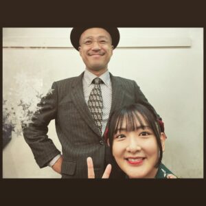 Rina Ikoma Instagram - ✴︎♑︎✴︎⁣
⁣
少年社中 ⁣
25周年記念第二弾 ⁣
第41回公演【光画楼喜譚】⁣
⁣
無事終幕致しました！⁣
⁣
ご来場くださった皆様、応援してくださった皆様本当にありがとうございました！！⁣
⁣
私が演劇を始めた理由の少年社中さん⁣
⁣
20周年記念公演の⁣
トゥーランドットにも参加させて頂いてから、⁣
5年経ったのもびっくりしたけど、⁣
⁣
劇団員さんの中に生駒1人！⁣
⁣
もびっくりしましたが、⁣
⁣
毛利さんの描く作品を社中の皆さんと、小林至さんと共に作れた事が本当に嬉しくて、楽しくて、財産になりました！！⁣
⁣
今までは、⁣
もう二度と立てないかもしれない。。⁣
⁣
って思って悲しくて泣いていたけど、⁣
⁣
もう生駒は少年社中の家族になれたので⁣
⁣
また実家に帰ってお芝居出来る！⁣
⁣
てか、やるんだ！絶対！⁣
⁣
って、楽しい未來を見れる様になって⁣
⁣
嬉しかった！！！⁣
⁣
毛利さんのやりたい事、夢を私も一緒に見たい。⁣
⁣
そしてもっとお芝居上手くなって安心させたい😙⁣
⁣
血は繋がってなくても、絆が生まれたらかけがえのない存在になれる。家族になれる。⁣
⁣
毎日一緒にいなくても、今は届かなくても、絶対に無理だと思っても、⁣
⁣
自分が誠実に大事に頑張っていれば、⁣
⁣
いつか。⁣
⁣
必ず形になる。⁣
⁣
そうだよね。⁣
⁣
⁣
辛い時もある。⁣
人間は感情豊かな生き物が故に、辛いを生み出してしまう。⁣
⁣
だから、幸せがある。⁣
辛い分だけ、幸せがある。⁣
⁣
理解しなくてもいい。⁣
⁣
大丈夫っても言わない。保証もしない。⁣
⁣
だけど、いつか。⁣
幸せはやってくる。⁣
⁣
そんな事を感じた日々でした。⁣
⁣
ファンクラブにも、オフショット載せてます！⁣
大事なのはそっちにこっそり載せてます(*´꒳`*)⁣
⁣
⁣
光画楼喜譚裏話⁣
⁣
楽屋が広いとは言えないので（えへ）⁣
毎日社中女子ズとあーでもないこーでもないって話しながらメイクするのが楽しかった！⁣
生駒の笑い声が発声良すぎて響きがよかった。⁣
⁣
廿浦さん（つづさん）が⁣
鳥目で暗点が見えない生駒を舞台袖まで誘導してくださってたのです！⁣
スーパーつづさん⁣
⁣
えりさんも暗点見えなくて何回もぶつかってて⁣
もーっえりさんたらもーっ⁣
こまちったらもーって話してました☺️笑⁣
⁣
太郎さん扮するグラハムさんとのお芝居セッションは楽しかったなぁ。⁣
また会おうぞグラハムさん。⁣
井俣さんのカメラワークも上手。⁣
⁣
川本さんが小道具の仮面や、写真やら作ってて⁣
いつか生駒のTシャツもデザインして欲しいな〜って思って(*´꒳`*)⁣
⁣
田辺さんとぐっと距離が縮まって嬉しかった🤩⁣
田辺さんは甘いものが好き。⁣
絞り出すセリフが面白くて毎日ガン見してました。⁣
⁣
⁣
とまぁ沢山あります！⁣
ので、ファンクラブイベントなどてまた話します(*´꒳`*)⁣
⁣
さ、次のお仕事の台本読もう。⁣
⁣
でもまたきっと。⁣
光画楼は現れるでしょう。⁣
⁣
きっと。ね。⁣
⁣
#少年社中⁣
#光画楼喜譚⁣
#中野ザ・ポケット⁣
#毛利亘宏　さん⁣
#井俣太良　さん⁣
#大竹えり　さん⁣
#田辺幸太郎　さん⁣
#廿浦裕介　さん⁣
#加藤良子　さん⁣
#長谷川太郎　さん⁣
#杉山未央　さん⁣
#山川ありそ　さん⁣
#内山智絵　さん⁣
#川本裕之　さん⁣
#竹内尚文　さん⁣
#小林至　さん⁣
#生駒ちゃん
