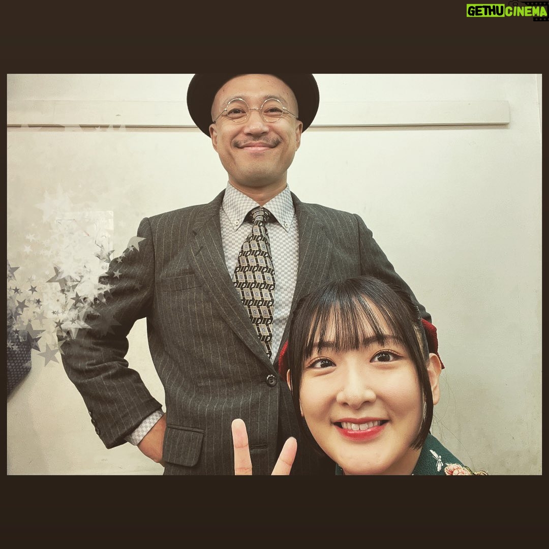 Rina Ikoma - 3 Likes - ✴︎♑︎✴︎
少年社中
25周年記念第二弾
第41回公演【光画楼喜譚】
無事終幕致しました!
ご来場くださった皆様、応援してくださった皆様本当にありがとうございました!!
私が演劇を始めた理由の少年社中さん
20周年記念公演の
トゥーランドットにも参加させて頂いてから、
5年経ったのもびっくりしたけど、
劇団員さんの中に生駒1人!
もびっくりしましたが、
毛利さんの描く作品を社中の皆さんと、小林至さんと共に作れた事が本当に嬉しくて、楽しくて、財産になりました!!
今までは、
もう二度と立てないかもしれない。。
って思って悲しくて泣いていたけど、
もう生駒は少年社中の家族になれたので
また実家に帰ってお芝居出来る!
てか、やるんだ!絶対!
って、楽しい未來を見れる様になって
嬉しかった!!!
毛利さんのやりたい事、夢を私も一緒に見たい。
そしてもっとお芝居上手くなって安心させたい😙
血は繋がってなくても、絆が生まれたらかけがえのない存在になれる。家族になれる。
毎日一緒にいなくても、今は届かなくても、絶対に無理だと思っても、
自分が誠実に大事に頑張っていれば、
いつか。
必ず形になる。
そうだよね。
辛い時もある。
人間は感情豊かな生き物が故に、辛いを生み出してしまう。
だから、幸せがある。
辛い分だけ、幸せがある。
理解しなくてもいい。
大丈夫っても言わない。保証もしない。
だけど、いつか。
幸せはやってくる。
そんな事を感じた日々でした。
ファンクラブにも、オフショット載せてます!
大事なのはそっちにこっそり載せてます(*´꒳`*)
光画楼喜譚裏話
楽屋が広いとは言えないので(えへ)
毎日社中女子ズとあーでもないこーでもないって話しながらメイクするのが楽しかった!
生駒の笑い声が発声良すぎて響きがよかった。
廿浦さん(つづさん)が
鳥目で暗点が見えない生駒を舞台袖まで誘導してくださってたのです!
スーパーつづさん
えりさんも暗点見えなくて何回もぶつかってて
もーっえりさんたらもーっ
こまちったらもーって話してました☺️笑
太郎さん扮するグラハムさんとのお芝居セッションは楽しかったなぁ。
また会おうぞグラハムさん。
井俣さんのカメラワークも上手。
川本さんが小道具の仮面や、写真やら作ってて
いつか生駒のTシャツもデザインして欲しいな〜って思って(*´꒳`*)
田辺さんとぐっと距離が縮まって嬉しかった🤩
田辺さんは甘いものが好き。
絞り出すセリフが面白くて毎日ガン見してました。
とまぁ沢山あります!
ので、ファンクラブイベントなどてまた話します(*´꒳`*)
さ、次のお仕事の台本読もう。
でもまたきっと。
光画楼は現れるでしょう。
きっと。ね。
#少年社中
#光画楼喜譚
#中野ザ・ポケット
#毛利亘宏 さん
#井俣太良 さん
#大竹えり さん
#田辺幸太郎 さん
#廿浦裕介 さん
#加藤良子 さん
#長谷川太郎 さん
#杉山未央 さん
#山川ありそ さん
#内山智絵 さん
#川本裕之 さん
#竹内尚文 さん
#小林至 さん
#生駒ちゃん