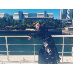 Rina Ikoma Instagram - .
映画　忌怪島の
船上イベントでした！！

様々なメディアを通してPRもして、いよいよ公開なんだ！！と
胸が高まりました😎

こういうイベントも中々やった事がなかったので嬉しかったな！！

ホラー映画ですが、
ネタバレ出来ないから言えないけど本当に観てよかったって思う作品になったと思います！！

ので、、
6月16日はぜひ！！
忌怪島を選んで頂けたら嬉しいです(*´꒳`*)！！！

#忌怪島
#ホラー
#清水崇監督
#生駒里奈 #生駒ちゃん
#日焼けと日光と仲良くなれない
#ひたすらフードを被り
#不機嫌な顔に笑
#奄美大島だけは
#ポジティブに日光浴びられる