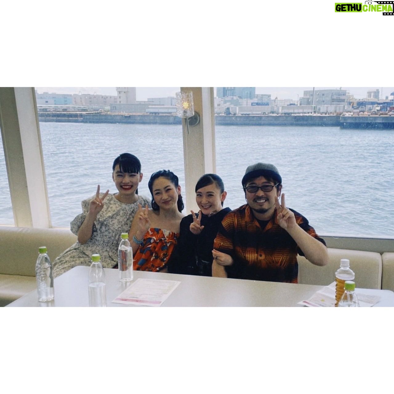 Rina Ikoma Instagram - . 映画 忌怪島の 船上イベントでした!! 様々なメディアを通してPRもして、いよいよ公開なんだ!!と 胸が高まりました😎 こういうイベントも中々やった事がなかったので嬉しかったな!! ホラー映画ですが、 ネタバレ出来ないから言えないけど本当に観てよかったって思う作品になったと思います!! ので、、 6月16日はぜひ!! 忌怪島を選んで頂けたら嬉しいです(*´꒳`*)!!! #忌怪島 #ホラー #清水崇監督 #生駒里奈 #生駒ちゃん #日焼けと日光と仲良くなれない #ひたすらフードを被り #不機嫌な顔に笑 #奄美大島だけは #ポジティブに日光浴びられる