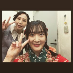 Rina Ikoma Instagram - ✴︎♑︎✴︎⁣
⁣
少年社中 ⁣
25周年記念第二弾 ⁣
第41回公演【光画楼喜譚】⁣
⁣
無事終幕致しました！⁣
⁣
ご来場くださった皆様、応援してくださった皆様本当にありがとうございました！！⁣
⁣
私が演劇を始めた理由の少年社中さん⁣
⁣
20周年記念公演の⁣
トゥーランドットにも参加させて頂いてから、⁣
5年経ったのもびっくりしたけど、⁣
⁣
劇団員さんの中に生駒1人！⁣
⁣
もびっくりしましたが、⁣
⁣
毛利さんの描く作品を社中の皆さんと、小林至さんと共に作れた事が本当に嬉しくて、楽しくて、財産になりました！！⁣
⁣
今までは、⁣
もう二度と立てないかもしれない。。⁣
⁣
って思って悲しくて泣いていたけど、⁣
⁣
もう生駒は少年社中の家族になれたので⁣
⁣
また実家に帰ってお芝居出来る！⁣
⁣
てか、やるんだ！絶対！⁣
⁣
って、楽しい未來を見れる様になって⁣
⁣
嬉しかった！！！⁣
⁣
毛利さんのやりたい事、夢を私も一緒に見たい。⁣
⁣
そしてもっとお芝居上手くなって安心させたい😙⁣
⁣
血は繋がってなくても、絆が生まれたらかけがえのない存在になれる。家族になれる。⁣
⁣
毎日一緒にいなくても、今は届かなくても、絶対に無理だと思っても、⁣
⁣
自分が誠実に大事に頑張っていれば、⁣
⁣
いつか。⁣
⁣
必ず形になる。⁣
⁣
そうだよね。⁣
⁣
⁣
辛い時もある。⁣
人間は感情豊かな生き物が故に、辛いを生み出してしまう。⁣
⁣
だから、幸せがある。⁣
辛い分だけ、幸せがある。⁣
⁣
理解しなくてもいい。⁣
⁣
大丈夫っても言わない。保証もしない。⁣
⁣
だけど、いつか。⁣
幸せはやってくる。⁣
⁣
そんな事を感じた日々でした。⁣
⁣
ファンクラブにも、オフショット載せてます！⁣
大事なのはそっちにこっそり載せてます(*´꒳`*)⁣
⁣
⁣
光画楼喜譚裏話⁣
⁣
楽屋が広いとは言えないので（えへ）⁣
毎日社中女子ズとあーでもないこーでもないって話しながらメイクするのが楽しかった！⁣
生駒の笑い声が発声良すぎて響きがよかった。⁣
⁣
廿浦さん（つづさん）が⁣
鳥目で暗点が見えない生駒を舞台袖まで誘導してくださってたのです！⁣
スーパーつづさん⁣
⁣
えりさんも暗点見えなくて何回もぶつかってて⁣
もーっえりさんたらもーっ⁣
こまちったらもーって話してました☺️笑⁣
⁣
太郎さん扮するグラハムさんとのお芝居セッションは楽しかったなぁ。⁣
また会おうぞグラハムさん。⁣
井俣さんのカメラワークも上手。⁣
⁣
川本さんが小道具の仮面や、写真やら作ってて⁣
いつか生駒のTシャツもデザインして欲しいな〜って思って(*´꒳`*)⁣
⁣
田辺さんとぐっと距離が縮まって嬉しかった🤩⁣
田辺さんは甘いものが好き。⁣
絞り出すセリフが面白くて毎日ガン見してました。⁣
⁣
⁣
とまぁ沢山あります！⁣
ので、ファンクラブイベントなどてまた話します(*´꒳`*)⁣
⁣
さ、次のお仕事の台本読もう。⁣
⁣
でもまたきっと。⁣
光画楼は現れるでしょう。⁣
⁣
きっと。ね。⁣
⁣
#少年社中⁣
#光画楼喜譚⁣
#中野ザ・ポケット⁣
#毛利亘宏　さん⁣
#井俣太良　さん⁣
#大竹えり　さん⁣
#田辺幸太郎　さん⁣
#廿浦裕介　さん⁣
#加藤良子　さん⁣
#長谷川太郎　さん⁣
#杉山未央　さん⁣
#山川ありそ　さん⁣
#内山智絵　さん⁣
#川本裕之　さん⁣
#竹内尚文　さん⁣
#小林至　さん⁣
#生駒ちゃん