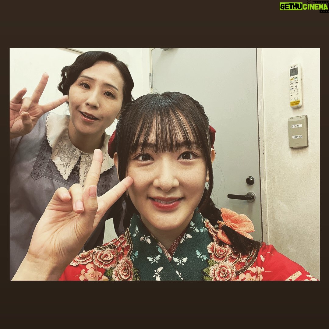Rina Ikoma - 3 Likes - ✴︎♑︎✴︎
少年社中
25周年記念第二弾
第41回公演【光画楼喜譚】
無事終幕致しました!
ご来場くださった皆様、応援してくださった皆様本当にありがとうございました!!
私が演劇を始めた理由の少年社中さん
20周年記念公演の
トゥーランドットにも参加させて頂いてから、
5年経ったのもびっくりしたけど、
劇団員さんの中に生駒1人!
もびっくりしましたが、
毛利さんの描く作品を社中の皆さんと、小林至さんと共に作れた事が本当に嬉しくて、楽しくて、財産になりました!!
今までは、
もう二度と立てないかもしれない。。
って思って悲しくて泣いていたけど、
もう生駒は少年社中の家族になれたので
また実家に帰ってお芝居出来る!
てか、やるんだ!絶対!
って、楽しい未來を見れる様になって
嬉しかった!!!
毛利さんのやりたい事、夢を私も一緒に見たい。
そしてもっとお芝居上手くなって安心させたい😙
血は繋がってなくても、絆が生まれたらかけがえのない存在になれる。家族になれる。
毎日一緒にいなくても、今は届かなくても、絶対に無理だと思っても、
自分が誠実に大事に頑張っていれば、
いつか。
必ず形になる。
そうだよね。
辛い時もある。
人間は感情豊かな生き物が故に、辛いを生み出してしまう。
だから、幸せがある。
辛い分だけ、幸せがある。
理解しなくてもいい。
大丈夫っても言わない。保証もしない。
だけど、いつか。
幸せはやってくる。
そんな事を感じた日々でした。
ファンクラブにも、オフショット載せてます!
大事なのはそっちにこっそり載せてます(*´꒳`*)
光画楼喜譚裏話
楽屋が広いとは言えないので(えへ)
毎日社中女子ズとあーでもないこーでもないって話しながらメイクするのが楽しかった!
生駒の笑い声が発声良すぎて響きがよかった。
廿浦さん(つづさん)が
鳥目で暗点が見えない生駒を舞台袖まで誘導してくださってたのです!
スーパーつづさん
えりさんも暗点見えなくて何回もぶつかってて
もーっえりさんたらもーっ
こまちったらもーって話してました☺️笑
太郎さん扮するグラハムさんとのお芝居セッションは楽しかったなぁ。
また会おうぞグラハムさん。
井俣さんのカメラワークも上手。
川本さんが小道具の仮面や、写真やら作ってて
いつか生駒のTシャツもデザインして欲しいな〜って思って(*´꒳`*)
田辺さんとぐっと距離が縮まって嬉しかった🤩
田辺さんは甘いものが好き。
絞り出すセリフが面白くて毎日ガン見してました。
とまぁ沢山あります!
ので、ファンクラブイベントなどてまた話します(*´꒳`*)
さ、次のお仕事の台本読もう。
でもまたきっと。
光画楼は現れるでしょう。
きっと。ね。
#少年社中
#光画楼喜譚
#中野ザ・ポケット
#毛利亘宏 さん
#井俣太良 さん
#大竹えり さん
#田辺幸太郎 さん
#廿浦裕介 さん
#加藤良子 さん
#長谷川太郎 さん
#杉山未央 さん
#山川ありそ さん
#内山智絵 さん
#川本裕之 さん
#竹内尚文 さん
#小林至 さん
#生駒ちゃん