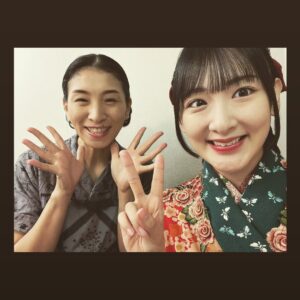 Rina Ikoma Instagram - ✴︎♑︎✴︎⁣
⁣
少年社中 ⁣
25周年記念第二弾 ⁣
第41回公演【光画楼喜譚】⁣
⁣
無事終幕致しました！⁣
⁣
ご来場くださった皆様、応援してくださった皆様本当にありがとうございました！！⁣
⁣
私が演劇を始めた理由の少年社中さん⁣
⁣
20周年記念公演の⁣
トゥーランドットにも参加させて頂いてから、⁣
5年経ったのもびっくりしたけど、⁣
⁣
劇団員さんの中に生駒1人！⁣
⁣
もびっくりしましたが、⁣
⁣
毛利さんの描く作品を社中の皆さんと、小林至さんと共に作れた事が本当に嬉しくて、楽しくて、財産になりました！！⁣
⁣
今までは、⁣
もう二度と立てないかもしれない。。⁣
⁣
って思って悲しくて泣いていたけど、⁣
⁣
もう生駒は少年社中の家族になれたので⁣
⁣
また実家に帰ってお芝居出来る！⁣
⁣
てか、やるんだ！絶対！⁣
⁣
って、楽しい未來を見れる様になって⁣
⁣
嬉しかった！！！⁣
⁣
毛利さんのやりたい事、夢を私も一緒に見たい。⁣
⁣
そしてもっとお芝居上手くなって安心させたい😙⁣
⁣
血は繋がってなくても、絆が生まれたらかけがえのない存在になれる。家族になれる。⁣
⁣
毎日一緒にいなくても、今は届かなくても、絶対に無理だと思っても、⁣
⁣
自分が誠実に大事に頑張っていれば、⁣
⁣
いつか。⁣
⁣
必ず形になる。⁣
⁣
そうだよね。⁣
⁣
⁣
辛い時もある。⁣
人間は感情豊かな生き物が故に、辛いを生み出してしまう。⁣
⁣
だから、幸せがある。⁣
辛い分だけ、幸せがある。⁣
⁣
理解しなくてもいい。⁣
⁣
大丈夫っても言わない。保証もしない。⁣
⁣
だけど、いつか。⁣
幸せはやってくる。⁣
⁣
そんな事を感じた日々でした。⁣
⁣
ファンクラブにも、オフショット載せてます！⁣
大事なのはそっちにこっそり載せてます(*´꒳`*)⁣
⁣
⁣
光画楼喜譚裏話⁣
⁣
楽屋が広いとは言えないので（えへ）⁣
毎日社中女子ズとあーでもないこーでもないって話しながらメイクするのが楽しかった！⁣
生駒の笑い声が発声良すぎて響きがよかった。⁣
⁣
廿浦さん（つづさん）が⁣
鳥目で暗点が見えない生駒を舞台袖まで誘導してくださってたのです！⁣
スーパーつづさん⁣
⁣
えりさんも暗点見えなくて何回もぶつかってて⁣
もーっえりさんたらもーっ⁣
こまちったらもーって話してました☺️笑⁣
⁣
太郎さん扮するグラハムさんとのお芝居セッションは楽しかったなぁ。⁣
また会おうぞグラハムさん。⁣
井俣さんのカメラワークも上手。⁣
⁣
川本さんが小道具の仮面や、写真やら作ってて⁣
いつか生駒のTシャツもデザインして欲しいな〜って思って(*´꒳`*)⁣
⁣
田辺さんとぐっと距離が縮まって嬉しかった🤩⁣
田辺さんは甘いものが好き。⁣
絞り出すセリフが面白くて毎日ガン見してました。⁣
⁣
⁣
とまぁ沢山あります！⁣
ので、ファンクラブイベントなどてまた話します(*´꒳`*)⁣
⁣
さ、次のお仕事の台本読もう。⁣
⁣
でもまたきっと。⁣
光画楼は現れるでしょう。⁣
⁣
きっと。ね。⁣
⁣
#少年社中⁣
#光画楼喜譚⁣
#中野ザ・ポケット⁣
#毛利亘宏　さん⁣
#井俣太良　さん⁣
#大竹えり　さん⁣
#田辺幸太郎　さん⁣
#廿浦裕介　さん⁣
#加藤良子　さん⁣
#長谷川太郎　さん⁣
#杉山未央　さん⁣
#山川ありそ　さん⁣
#内山智絵　さん⁣
#川本裕之　さん⁣
#竹内尚文　さん⁣
#小林至　さん⁣
#生駒ちゃん