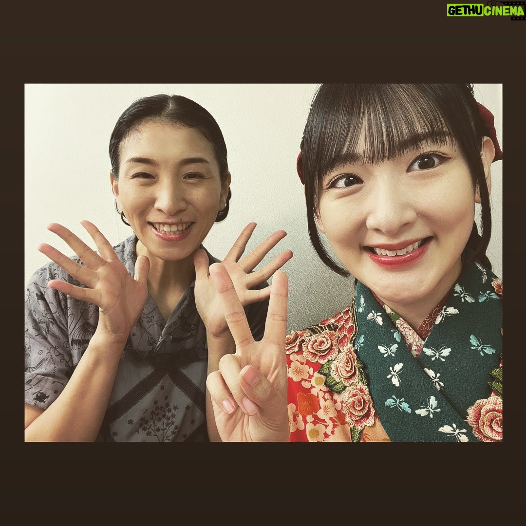 Rina Ikoma - 3 Likes - ✴︎♑︎✴︎
少年社中
25周年記念第二弾
第41回公演【光画楼喜譚】
無事終幕致しました!
ご来場くださった皆様、応援してくださった皆様本当にありがとうございました!!
私が演劇を始めた理由の少年社中さん
20周年記念公演の
トゥーランドットにも参加させて頂いてから、
5年経ったのもびっくりしたけど、
劇団員さんの中に生駒1人!
もびっくりしましたが、
毛利さんの描く作品を社中の皆さんと、小林至さんと共に作れた事が本当に嬉しくて、楽しくて、財産になりました!!
今までは、
もう二度と立てないかもしれない。。
って思って悲しくて泣いていたけど、
もう生駒は少年社中の家族になれたので
また実家に帰ってお芝居出来る!
てか、やるんだ!絶対!
って、楽しい未來を見れる様になって
嬉しかった!!!
毛利さんのやりたい事、夢を私も一緒に見たい。
そしてもっとお芝居上手くなって安心させたい😙
血は繋がってなくても、絆が生まれたらかけがえのない存在になれる。家族になれる。
毎日一緒にいなくても、今は届かなくても、絶対に無理だと思っても、
自分が誠実に大事に頑張っていれば、
いつか。
必ず形になる。
そうだよね。
辛い時もある。
人間は感情豊かな生き物が故に、辛いを生み出してしまう。
だから、幸せがある。
辛い分だけ、幸せがある。
理解しなくてもいい。
大丈夫っても言わない。保証もしない。
だけど、いつか。
幸せはやってくる。
そんな事を感じた日々でした。
ファンクラブにも、オフショット載せてます!
大事なのはそっちにこっそり載せてます(*´꒳`*)
光画楼喜譚裏話
楽屋が広いとは言えないので(えへ)
毎日社中女子ズとあーでもないこーでもないって話しながらメイクするのが楽しかった!
生駒の笑い声が発声良すぎて響きがよかった。
廿浦さん(つづさん)が
鳥目で暗点が見えない生駒を舞台袖まで誘導してくださってたのです!
スーパーつづさん
えりさんも暗点見えなくて何回もぶつかってて
もーっえりさんたらもーっ
こまちったらもーって話してました☺️笑
太郎さん扮するグラハムさんとのお芝居セッションは楽しかったなぁ。
また会おうぞグラハムさん。
井俣さんのカメラワークも上手。
川本さんが小道具の仮面や、写真やら作ってて
いつか生駒のTシャツもデザインして欲しいな〜って思って(*´꒳`*)
田辺さんとぐっと距離が縮まって嬉しかった🤩
田辺さんは甘いものが好き。
絞り出すセリフが面白くて毎日ガン見してました。
とまぁ沢山あります!
ので、ファンクラブイベントなどてまた話します(*´꒳`*)
さ、次のお仕事の台本読もう。
でもまたきっと。
光画楼は現れるでしょう。
きっと。ね。
#少年社中
#光画楼喜譚
#中野ザ・ポケット
#毛利亘宏 さん
#井俣太良 さん
#大竹えり さん
#田辺幸太郎 さん
#廿浦裕介 さん
#加藤良子 さん
#長谷川太郎 さん
#杉山未央 さん
#山川ありそ さん
#内山智絵 さん
#川本裕之 さん
#竹内尚文 さん
#小林至 さん
#生駒ちゃん