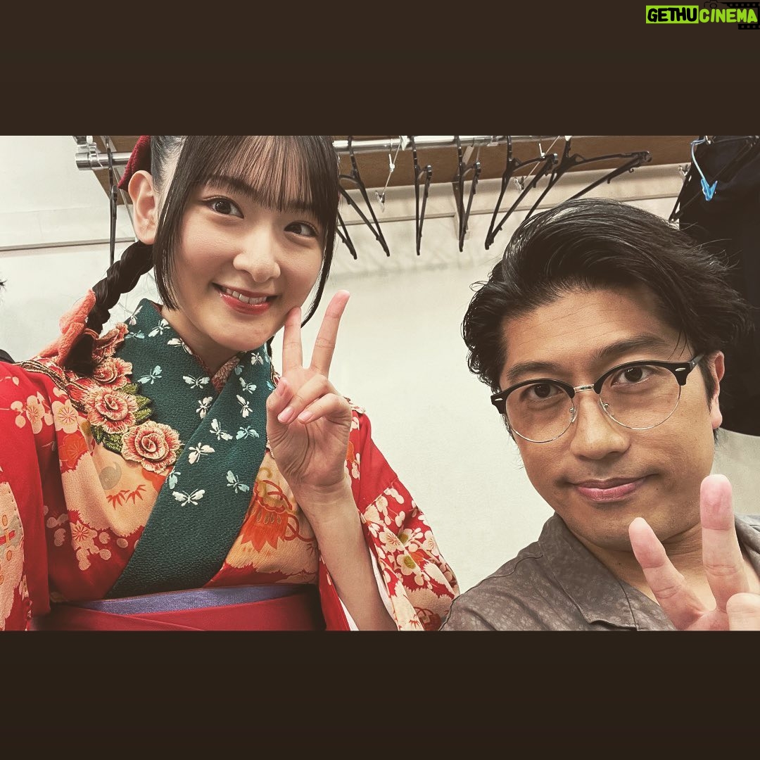 Rina Ikoma - 3 Likes - ✴︎♑︎✴︎
少年社中
25周年記念第二弾
第41回公演【光画楼喜譚】
無事終幕致しました!
ご来場くださった皆様、応援してくださった皆様本当にありがとうございました!!
私が演劇を始めた理由の少年社中さん
20周年記念公演の
トゥーランドットにも参加させて頂いてから、
5年経ったのもびっくりしたけど、
劇団員さんの中に生駒1人!
もびっくりしましたが、
毛利さんの描く作品を社中の皆さんと、小林至さんと共に作れた事が本当に嬉しくて、楽しくて、財産になりました!!
今までは、
もう二度と立てないかもしれない。。
って思って悲しくて泣いていたけど、
もう生駒は少年社中の家族になれたので
また実家に帰ってお芝居出来る!
てか、やるんだ!絶対!
って、楽しい未來を見れる様になって
嬉しかった!!!
毛利さんのやりたい事、夢を私も一緒に見たい。
そしてもっとお芝居上手くなって安心させたい😙
血は繋がってなくても、絆が生まれたらかけがえのない存在になれる。家族になれる。
毎日一緒にいなくても、今は届かなくても、絶対に無理だと思っても、
自分が誠実に大事に頑張っていれば、
いつか。
必ず形になる。
そうだよね。
辛い時もある。
人間は感情豊かな生き物が故に、辛いを生み出してしまう。
だから、幸せがある。
辛い分だけ、幸せがある。
理解しなくてもいい。
大丈夫っても言わない。保証もしない。
だけど、いつか。
幸せはやってくる。
そんな事を感じた日々でした。
ファンクラブにも、オフショット載せてます!
大事なのはそっちにこっそり載せてます(*´꒳`*)
光画楼喜譚裏話
楽屋が広いとは言えないので(えへ)
毎日社中女子ズとあーでもないこーでもないって話しながらメイクするのが楽しかった!
生駒の笑い声が発声良すぎて響きがよかった。
廿浦さん(つづさん)が
鳥目で暗点が見えない生駒を舞台袖まで誘導してくださってたのです!
スーパーつづさん
えりさんも暗点見えなくて何回もぶつかってて
もーっえりさんたらもーっ
こまちったらもーって話してました☺️笑
太郎さん扮するグラハムさんとのお芝居セッションは楽しかったなぁ。
また会おうぞグラハムさん。
井俣さんのカメラワークも上手。
川本さんが小道具の仮面や、写真やら作ってて
いつか生駒のTシャツもデザインして欲しいな〜って思って(*´꒳`*)
田辺さんとぐっと距離が縮まって嬉しかった🤩
田辺さんは甘いものが好き。
絞り出すセリフが面白くて毎日ガン見してました。
とまぁ沢山あります!
ので、ファンクラブイベントなどてまた話します(*´꒳`*)
さ、次のお仕事の台本読もう。
でもまたきっと。
光画楼は現れるでしょう。
きっと。ね。
#少年社中
#光画楼喜譚
#中野ザ・ポケット
#毛利亘宏 さん
#井俣太良 さん
#大竹えり さん
#田辺幸太郎 さん
#廿浦裕介 さん
#加藤良子 さん
#長谷川太郎 さん
#杉山未央 さん
#山川ありそ さん
#内山智絵 さん
#川本裕之 さん
#竹内尚文 さん
#小林至 さん
#生駒ちゃん