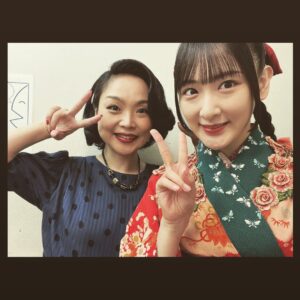 Rina Ikoma Instagram - ✴︎♑︎✴︎⁣
⁣
少年社中 ⁣
25周年記念第二弾 ⁣
第41回公演【光画楼喜譚】⁣
⁣
無事終幕致しました！⁣
⁣
ご来場くださった皆様、応援してくださった皆様本当にありがとうございました！！⁣
⁣
私が演劇を始めた理由の少年社中さん⁣
⁣
20周年記念公演の⁣
トゥーランドットにも参加させて頂いてから、⁣
5年経ったのもびっくりしたけど、⁣
⁣
劇団員さんの中に生駒1人！⁣
⁣
もびっくりしましたが、⁣
⁣
毛利さんの描く作品を社中の皆さんと、小林至さんと共に作れた事が本当に嬉しくて、楽しくて、財産になりました！！⁣
⁣
今までは、⁣
もう二度と立てないかもしれない。。⁣
⁣
って思って悲しくて泣いていたけど、⁣
⁣
もう生駒は少年社中の家族になれたので⁣
⁣
また実家に帰ってお芝居出来る！⁣
⁣
てか、やるんだ！絶対！⁣
⁣
って、楽しい未來を見れる様になって⁣
⁣
嬉しかった！！！⁣
⁣
毛利さんのやりたい事、夢を私も一緒に見たい。⁣
⁣
そしてもっとお芝居上手くなって安心させたい😙⁣
⁣
血は繋がってなくても、絆が生まれたらかけがえのない存在になれる。家族になれる。⁣
⁣
毎日一緒にいなくても、今は届かなくても、絶対に無理だと思っても、⁣
⁣
自分が誠実に大事に頑張っていれば、⁣
⁣
いつか。⁣
⁣
必ず形になる。⁣
⁣
そうだよね。⁣
⁣
⁣
辛い時もある。⁣
人間は感情豊かな生き物が故に、辛いを生み出してしまう。⁣
⁣
だから、幸せがある。⁣
辛い分だけ、幸せがある。⁣
⁣
理解しなくてもいい。⁣
⁣
大丈夫っても言わない。保証もしない。⁣
⁣
だけど、いつか。⁣
幸せはやってくる。⁣
⁣
そんな事を感じた日々でした。⁣
⁣
ファンクラブにも、オフショット載せてます！⁣
大事なのはそっちにこっそり載せてます(*´꒳`*)⁣
⁣
⁣
光画楼喜譚裏話⁣
⁣
楽屋が広いとは言えないので（えへ）⁣
毎日社中女子ズとあーでもないこーでもないって話しながらメイクするのが楽しかった！⁣
生駒の笑い声が発声良すぎて響きがよかった。⁣
⁣
廿浦さん（つづさん）が⁣
鳥目で暗点が見えない生駒を舞台袖まで誘導してくださってたのです！⁣
スーパーつづさん⁣
⁣
えりさんも暗点見えなくて何回もぶつかってて⁣
もーっえりさんたらもーっ⁣
こまちったらもーって話してました☺️笑⁣
⁣
太郎さん扮するグラハムさんとのお芝居セッションは楽しかったなぁ。⁣
また会おうぞグラハムさん。⁣
井俣さんのカメラワークも上手。⁣
⁣
川本さんが小道具の仮面や、写真やら作ってて⁣
いつか生駒のTシャツもデザインして欲しいな〜って思って(*´꒳`*)⁣
⁣
田辺さんとぐっと距離が縮まって嬉しかった🤩⁣
田辺さんは甘いものが好き。⁣
絞り出すセリフが面白くて毎日ガン見してました。⁣
⁣
⁣
とまぁ沢山あります！⁣
ので、ファンクラブイベントなどてまた話します(*´꒳`*)⁣
⁣
さ、次のお仕事の台本読もう。⁣
⁣
でもまたきっと。⁣
光画楼は現れるでしょう。⁣
⁣
きっと。ね。⁣
⁣
#少年社中⁣
#光画楼喜譚⁣
#中野ザ・ポケット⁣
#毛利亘宏　さん⁣
#井俣太良　さん⁣
#大竹えり　さん⁣
#田辺幸太郎　さん⁣
#廿浦裕介　さん⁣
#加藤良子　さん⁣
#長谷川太郎　さん⁣
#杉山未央　さん⁣
#山川ありそ　さん⁣
#内山智絵　さん⁣
#川本裕之　さん⁣
#竹内尚文　さん⁣
#小林至　さん⁣
#生駒ちゃん