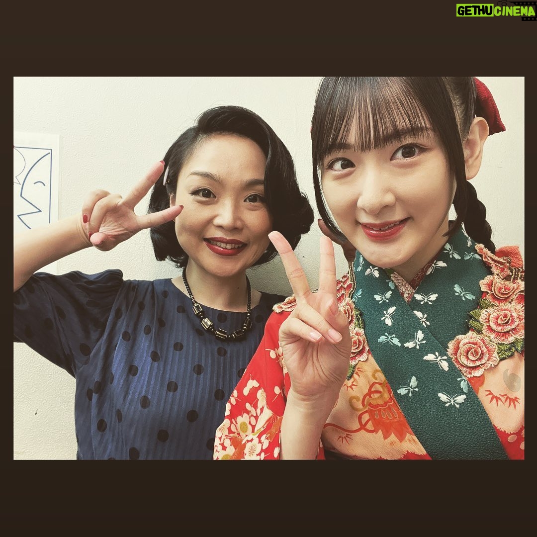 Rina Ikoma - 3 Likes - ✴︎♑︎✴︎
少年社中
25周年記念第二弾
第41回公演【光画楼喜譚】
無事終幕致しました!
ご来場くださった皆様、応援してくださった皆様本当にありがとうございました!!
私が演劇を始めた理由の少年社中さん
20周年記念公演の
トゥーランドットにも参加させて頂いてから、
5年経ったのもびっくりしたけど、
劇団員さんの中に生駒1人!
もびっくりしましたが、
毛利さんの描く作品を社中の皆さんと、小林至さんと共に作れた事が本当に嬉しくて、楽しくて、財産になりました!!
今までは、
もう二度と立てないかもしれない。。
って思って悲しくて泣いていたけど、
もう生駒は少年社中の家族になれたので
また実家に帰ってお芝居出来る!
てか、やるんだ!絶対!
って、楽しい未來を見れる様になって
嬉しかった!!!
毛利さんのやりたい事、夢を私も一緒に見たい。
そしてもっとお芝居上手くなって安心させたい😙
血は繋がってなくても、絆が生まれたらかけがえのない存在になれる。家族になれる。
毎日一緒にいなくても、今は届かなくても、絶対に無理だと思っても、
自分が誠実に大事に頑張っていれば、
いつか。
必ず形になる。
そうだよね。
辛い時もある。
人間は感情豊かな生き物が故に、辛いを生み出してしまう。
だから、幸せがある。
辛い分だけ、幸せがある。
理解しなくてもいい。
大丈夫っても言わない。保証もしない。
だけど、いつか。
幸せはやってくる。
そんな事を感じた日々でした。
ファンクラブにも、オフショット載せてます!
大事なのはそっちにこっそり載せてます(*´꒳`*)
光画楼喜譚裏話
楽屋が広いとは言えないので(えへ)
毎日社中女子ズとあーでもないこーでもないって話しながらメイクするのが楽しかった!
生駒の笑い声が発声良すぎて響きがよかった。
廿浦さん(つづさん)が
鳥目で暗点が見えない生駒を舞台袖まで誘導してくださってたのです!
スーパーつづさん
えりさんも暗点見えなくて何回もぶつかってて
もーっえりさんたらもーっ
こまちったらもーって話してました☺️笑
太郎さん扮するグラハムさんとのお芝居セッションは楽しかったなぁ。
また会おうぞグラハムさん。
井俣さんのカメラワークも上手。
川本さんが小道具の仮面や、写真やら作ってて
いつか生駒のTシャツもデザインして欲しいな〜って思って(*´꒳`*)
田辺さんとぐっと距離が縮まって嬉しかった🤩
田辺さんは甘いものが好き。
絞り出すセリフが面白くて毎日ガン見してました。
とまぁ沢山あります!
ので、ファンクラブイベントなどてまた話します(*´꒳`*)
さ、次のお仕事の台本読もう。
でもまたきっと。
光画楼は現れるでしょう。
きっと。ね。
#少年社中
#光画楼喜譚
#中野ザ・ポケット
#毛利亘宏 さん
#井俣太良 さん
#大竹えり さん
#田辺幸太郎 さん
#廿浦裕介 さん
#加藤良子 さん
#長谷川太郎 さん
#杉山未央 さん
#山川ありそ さん
#内山智絵 さん
#川本裕之 さん
#竹内尚文 さん
#小林至 さん
#生駒ちゃん