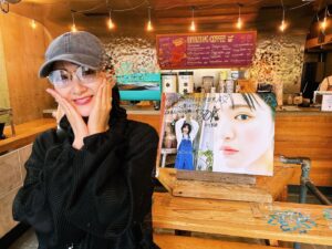 Rina Ikoma Instagram - ✴︎
推し活してきました笑
本人と笑
ゆづちゃん写真集「ゆづき。」発売おめでとうっっ✨

コラボドリンクも美味しかったし、
ブラックコーヒー飲めない生駒も初めて美味しく飲めました
すごすぎ〜っっ☕️

みなさんも是非行ってみてね😎

#平川結月
#ゆづき。
#AMAZING COFFEE

＃生駒ちゃん