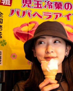 Rina Ikoma Instagram - .
この前、東京に秋田から⁣
ババヘラアイスが上陸していました！！⁣
⁣
男鹿からおばあちゃんが⁣
初めて東京に来たみたいで！！⁣
暑い中、ババヘラを盛って下さいました🥰⁣
⁣
飛ぶように売れて、予想より早く売れ切れたみたいです！！⁣
でも、こんなに暑い夏、⁣
コンクリートジャングルの東京には⁣
ババヘラアイスは超似合うなって思いました🩵⁣
⁣
まだまだ、災害によるダメージが残っているかと思います。⁣
秋田も気温が高く、体調管理も難しいですが⁣
⁣
どうか、手を取り合って、⁣
こんな時だからこそ、協力し合って前を向いて行きましょう！！⁣
⁣
お祭りも各場所で盛り上がってるみたいで！⁣
由利本荘市の子吉川の花火も⁣
お母さんが動画送ってくれました🎆⁣
⁣
来年は、実家で見たいな。。⁣
竿燈も見たいな。。🌾🏮⁣
⁣
📷by松本寛也⁣
⁣
#秋田県⁣
#竿燈祭⁣
#ババヘラアイス⁣
#生駒ちゃん⁣
#松本寛也さん