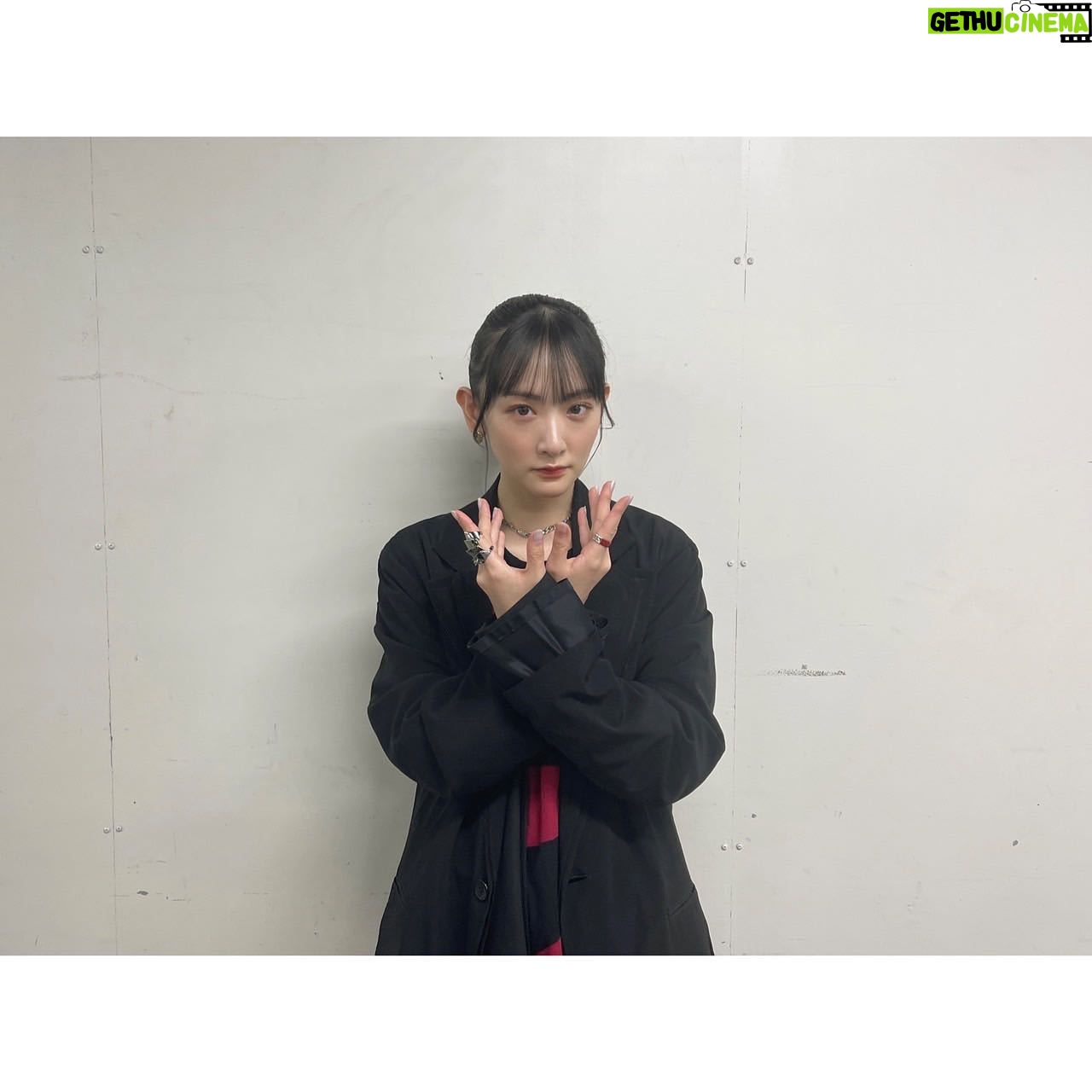 Rina Ikoma Instagram - . Rakuten GirlsAward 2023 SPRING/SUMMER 今回はdazzlinさんのステージに 参加させて頂きました🩵 生駒ちゃんボードがあって本当に嬉しかった〜🥺 ありがとう!! めちゃ気持ちが明るくなりました✨ あまりファッションイベントでランウェイ歩いて来なかったのですが、呼んで頂く機会が増えてきたので、ちょいと意識を高めなきゃと思いました笑 忌怪島のステージにも参加しました(*´꒳`*) 皆さんいきなりイマジョが出てきたり、怖い映像流れたりでさぞかしびっくりしたかと思いますが、 この作品は、個人的にはZ世代に是非観て頂きたいのです。 刺さるメッセージがあります!! もちろん、ホラー好きは絶対! 苦手な人はお友達と観てねっっ あと気になるあの子と行ったら吊り橋効果使えるかもよ!!😘 そして本田仁美ちゃんとご挨拶しました(*´꒳`*) 嬉しかった〜〜 一応先輩ですが、今をときめくアイドルちゃんに会うと緊張しますねえへ お姉さんは応援しております📣 #ガルアワ #dazzlin #忌怪島