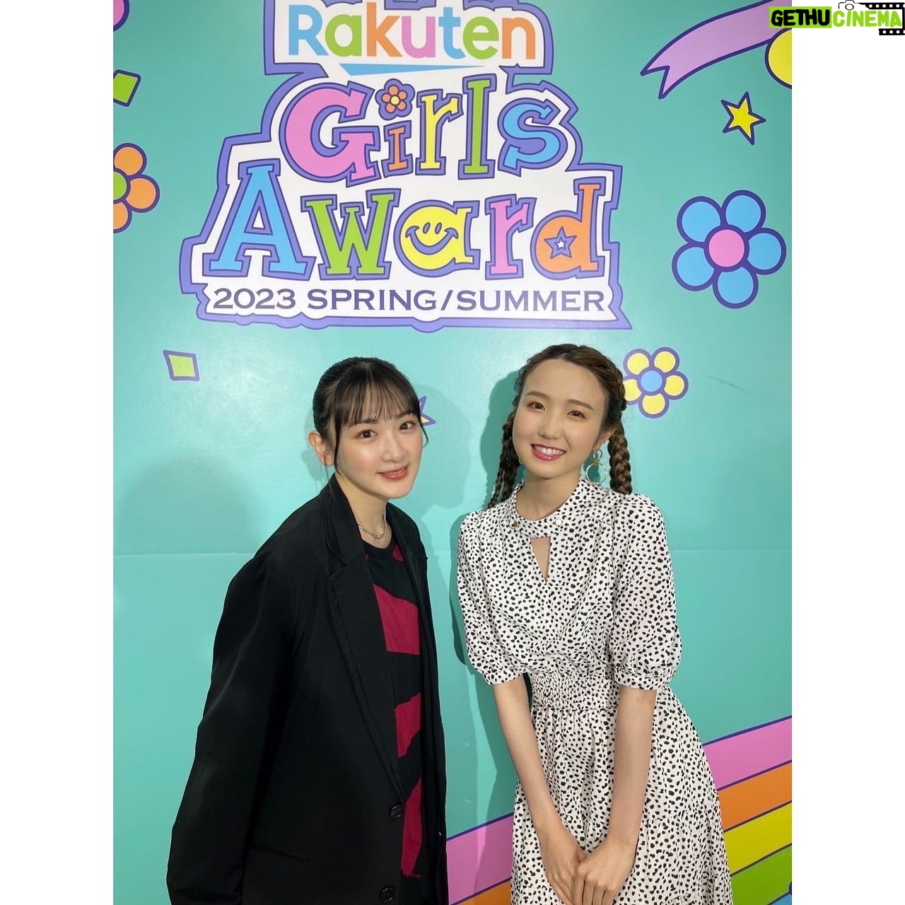 Rina Ikoma Instagram - . Rakuten GirlsAward 2023 SPRING/SUMMER 今回はdazzlinさんのステージに 参加させて頂きました🩵 生駒ちゃんボードがあって本当に嬉しかった〜🥺 ありがとう!! めちゃ気持ちが明るくなりました✨ あまりファッションイベントでランウェイ歩いて来なかったのですが、呼んで頂く機会が増えてきたので、ちょいと意識を高めなきゃと思いました笑 忌怪島のステージにも参加しました(*´꒳`*) 皆さんいきなりイマジョが出てきたり、怖い映像流れたりでさぞかしびっくりしたかと思いますが、 この作品は、個人的にはZ世代に是非観て頂きたいのです。 刺さるメッセージがあります!! もちろん、ホラー好きは絶対! 苦手な人はお友達と観てねっっ あと気になるあの子と行ったら吊り橋効果使えるかもよ!!😘 そして本田仁美ちゃんとご挨拶しました(*´꒳`*) 嬉しかった〜〜 一応先輩ですが、今をときめくアイドルちゃんに会うと緊張しますねえへ お姉さんは応援しております📣 #ガルアワ #dazzlin #忌怪島