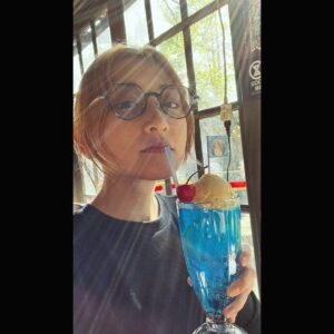 Rina Ikoma Instagram - ✴︎

とある日に、⁣
鬼太郎茶屋してきました(*´꒳`*)⁣
⁣
ふみこさんと花先生と⁣
⁣
鬼太郎誕生を語り、水木しげる先生について語り、⁣
⁣
調布の自然に癒されてきました。⁣
⁣
なんだか最近。⁣
気づいたらさ、⁣
キャパオーバーなの。⁣
⁣
脳みそとハート（心）⁣
がね急にブレーキかけるの。⁣
⁣
頭で考える系の趣味もストップしちゃって。⁣
⁣
だから、供給がめちゃ必要で⁣
⁣
萌えを与えてくれる存在に助けられているの！！⁣
⁣
⁣
⁣
そんな時も、あるよね⁈笑⁣
⁣
皆さんも、⁣
供給もらいながら、生きていこうね！！⁣
⁣
#生駒ちゃん⁣
#鬼太郎茶屋⁣
#調布⁣
⁣
⁣
