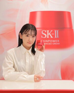 Rina Ikoma Instagram - .
SK-IIから2年ぶりの新製品、
「スキンパワー アドバンスト クリーム」が8月20日(日)に発売されましたっ！
エイジングケアシリーズ『スキンパワー』としては3年ぶりのリニューアルだそうです！！

夏は特に強い日差しなどでお肌がダメージを受けやすい時期ですが、そんな乾燥状態のお肌に寄り添ってくれます！

SK-IIのクリームは私も初めて使ってみたのですが、ベタつかずに浸透してくれるので、今の季節にぴったりです！
しかもいい香り(* ꒳`*)

ピテラ™エッセンスはずっと愛用中ですが、私の愛用品がまたひとつ増えそうです😊

ピテラ™：特別な酵母の株から、独自のプロセスで発酵させ生み出した。SK-IIだけの天然由来成分
#SKII #スキンパワーアドバンストクリーム