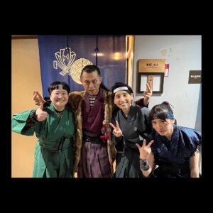Rina Ikoma Instagram - .
ニンジャーゾーン⁣
⁣
まだ載せてなかったお写真を(*´꒳`*)⁣
⁣
浜ローズさん⁣
倉たけしさん⁣
ハリセンボンさん⁣
⁣
本当に毎日腹筋割れたくらい笑いました！！！⁣
⁣
浜ローズさんに⁣
生駒ちゃんお芝居前より上手になったわね⁣
⁣
って！！⁣
って言ってくださって(´；ω；｀)！！✨⁣
⁣
またお会いできる時、更に進化していたいと思いました！！⁣
⁣
頑張れるぞ〜(*´꒳`*)(*´꒳`*)⁣
⁣
#浜ローズさん⁣
#倉たけしさん⁣
#ハリセンボンさん⁣
#的場浩司さん⁣
#水谷千重子さん⁣
#生駒ちゃん