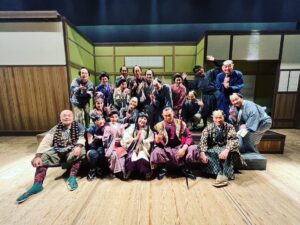Rina Ikoma Instagram - .
水谷千重子50周年記念公演⁣
⁣
無事大千秋楽を迎えました！！⁣
⁣
ご来場くださった皆様、応援してくださった皆様本当にありがとうございました🥰！⁣
⁣
様々な事は起こりましたが、演者、スタッフさんが揃って皆様に笑顔でありがとうございましたを言えたので、一安心です！！⁣
⁣
そして生駒ちゃんファンの皆さん⁣
（モノクローズのみなさん）⁣
生駒ちゃんTシャツ着てくれて毎度毎度本当にありがとう！！✨🤩⁣
見つけやすい！手を振りやすい！他の演者さんにいじられやすい！笑⁣
⁣
また次のTシャツも楽しみにしててね！⁣
（デザイン気をつけなきゃ。。笑笑）⁣
⁣
⁣
エンタメをギュッと凝縮したこの作品⁣
⁣
果汁1000%みたいな作品⁣
⁣
千重子先生のパワー！！！⁣
⁣
に私は沢山刺激を頂きました(*´꒳`*)⁣
⁣
またこの作品に携わるには、自分は更に役者として、人として魅力溢れる、誰かを笑顔に出来る人にならないといけないと思います。⁣
⁣
だから、もう明日から、⁣
自分を磨いていきます！！⁣
⁣
頂いた財産を持ちながら、ゆっくりでいいから、ちゃんと持続させて力にしたいな。⁣
⁣
キーポンシャイニング！！⁣
⁣
⁣
⁣
また皆さんとジョイン出来ますように。。！✨⁣
⁣
オフショットなどはまたちらちらあげますが、⁣
ひとまず！！⁣
⁣
ありがとうございました！！！⁣
⁣
#水谷千重子⁣
#50周年記念公演⁣
#ニンジャーゾーン⁣
#千重子先生⁣
#バカ言ってる⁣
#的場浩司さん
#明治座⁣
#博多座⁣
#生駒ちゃん