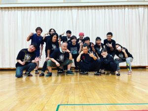 Rina Ikoma Instagram - .
水谷千重子50周年記念公演⁣
⁣
無事大千秋楽を迎えました！！⁣
⁣
ご来場くださった皆様、応援してくださった皆様本当にありがとうございました🥰！⁣
⁣
様々な事は起こりましたが、演者、スタッフさんが揃って皆様に笑顔でありがとうございましたを言えたので、一安心です！！⁣
⁣
そして生駒ちゃんファンの皆さん⁣
（モノクローズのみなさん）⁣
生駒ちゃんTシャツ着てくれて毎度毎度本当にありがとう！！✨🤩⁣
見つけやすい！手を振りやすい！他の演者さんにいじられやすい！笑⁣
⁣
また次のTシャツも楽しみにしててね！⁣
（デザイン気をつけなきゃ。。笑笑）⁣
⁣
⁣
エンタメをギュッと凝縮したこの作品⁣
⁣
果汁1000%みたいな作品⁣
⁣
千重子先生のパワー！！！⁣
⁣
に私は沢山刺激を頂きました(*´꒳`*)⁣
⁣
またこの作品に携わるには、自分は更に役者として、人として魅力溢れる、誰かを笑顔に出来る人にならないといけないと思います。⁣
⁣
だから、もう明日から、⁣
自分を磨いていきます！！⁣
⁣
頂いた財産を持ちながら、ゆっくりでいいから、ちゃんと持続させて力にしたいな。⁣
⁣
キーポンシャイニング！！⁣
⁣
⁣
⁣
また皆さんとジョイン出来ますように。。！✨⁣
⁣
オフショットなどはまたちらちらあげますが、⁣
ひとまず！！⁣
⁣
ありがとうございました！！！⁣
⁣
#水谷千重子⁣
#50周年記念公演⁣
#ニンジャーゾーン⁣
#千重子先生⁣
#バカ言ってる⁣
#的場浩司さん
#明治座⁣
#博多座⁣
#生駒ちゃん