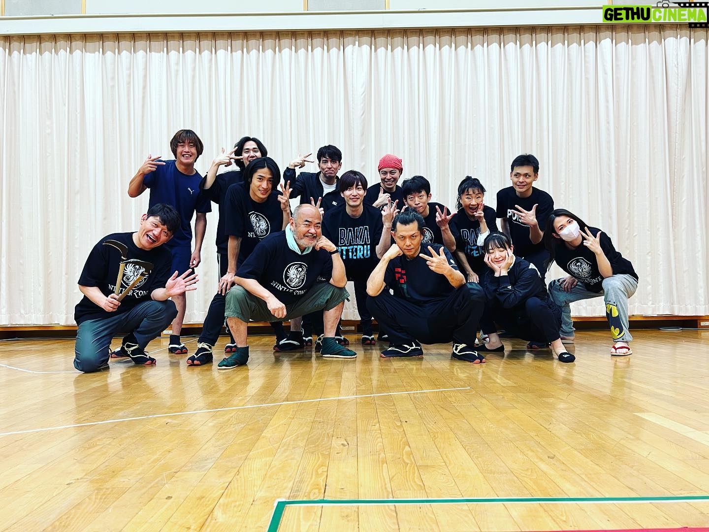 Rina Ikoma - 3 Likes - .
水谷千重子50周年記念公演
無事大千秋楽を迎えました!!
ご来場くださった皆様、応援してくださった皆様本当にありがとうございました🥰!
様々な事は起こりましたが、演者、スタッフさんが揃って皆様に笑顔でありがとうございましたを言えたので、一安心です!!
そして生駒ちゃんファンの皆さん
(モノクローズのみなさん)
生駒ちゃんTシャツ着てくれて毎度毎度本当にありがとう!!✨🤩
見つけやすい!手を振りやすい!他の演者さんにいじられやすい!笑
また次のTシャツも楽しみにしててね!
(デザイン気をつけなきゃ。。笑笑)
エンタメをギュッと凝縮したこの作品
果汁1000%みたいな作品
千重子先生のパワー!!!
に私は沢山刺激を頂きました(*´꒳`*)
またこの作品に携わるには、自分は更に役者として、人として魅力溢れる、誰かを笑顔に出来る人にならないといけないと思います。
だから、もう明日から、
自分を磨いていきます!!
頂いた財産を持ちながら、ゆっくりでいいから、ちゃんと持続させて力にしたいな。
キーポンシャイニング!!
また皆さんとジョイン出来ますように。。!✨
オフショットなどはまたちらちらあげますが、
ひとまず!!
ありがとうございました!!!
#水谷千重子
#50周年記念公演
#ニンジャーゾーン
#千重子先生
#バカ言ってる
#的場浩司さん
#明治座
#博多座
#生駒ちゃん