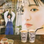 Rina Ikoma Instagram - ✴︎ 推し活してきました笑 本人と笑 ゆづちゃん写真集「ゆづき。」発売おめでとうっっ✨ コラボドリンクも美味しかったし、 ブラックコーヒー飲めない生駒も初めて美味しく飲めました すごすぎ〜っっ☕️ みなさんも是非行ってみてね😎 #平川結月 #ゆづき。 #AMAZING COFFEE ＃生駒ちゃん