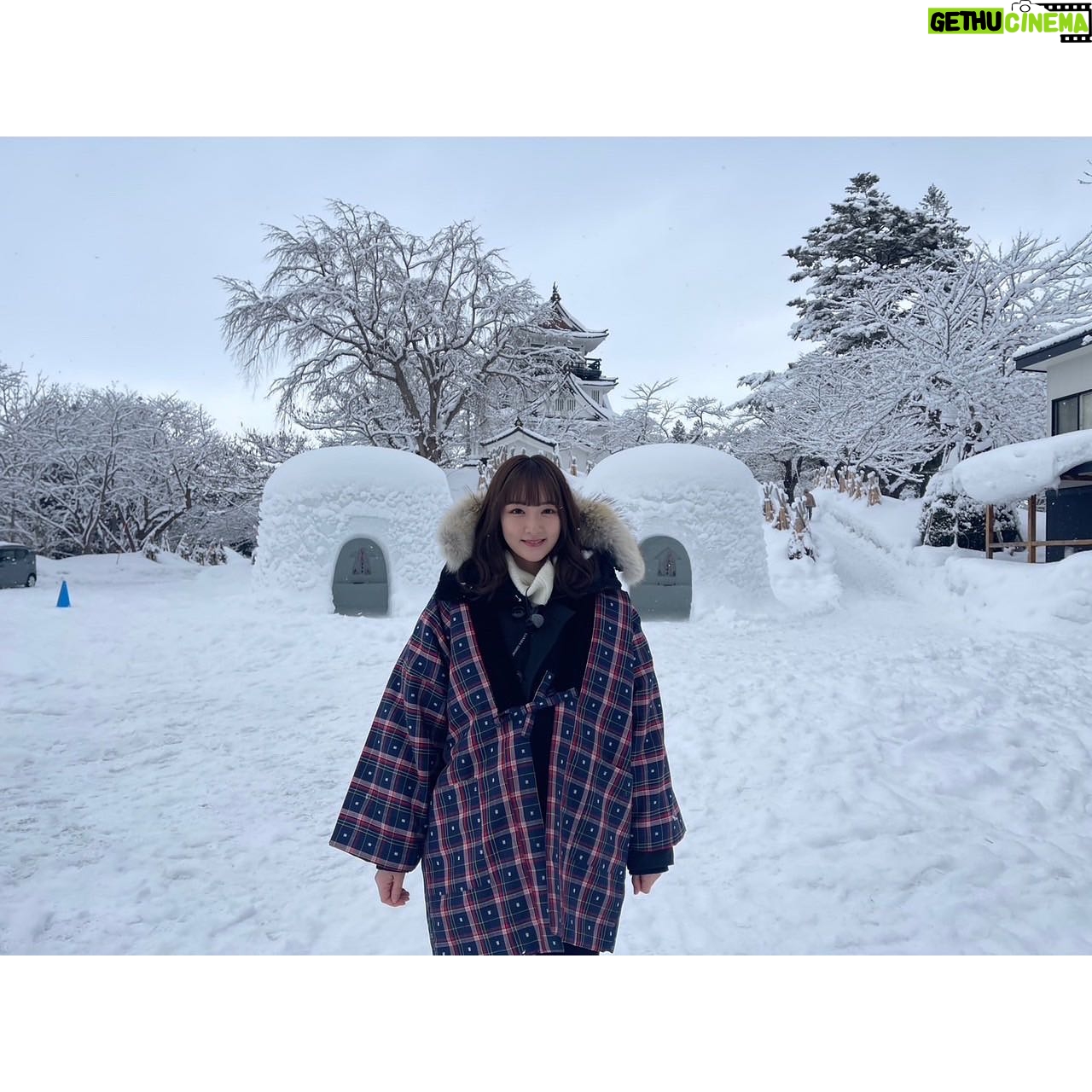 Rina Ikoma Instagram - . 今夜放送の沸騰ワード10にて またまた秋田に取り憑かれて来ました〜!! 雪がもふもふの秋田に帰れるのが久しぶりだったのでテンション上がりました!! あ、自分雪国の子だなって思えました!! 私が上京した後に出来たアクティビティや、 私が小さい頃から大好きな物。 地元の人でもびっくりしちゃうイベントなど盛りだくさんです😘 話変わるけど、髪伸びたな〜〜 気持ちは切りたいのよ。 ハンサムショートにしたい。 した上で一回真っ赤に染めたい。 夢です。 それはともかく!! 沸騰ワード10絶対見てくれよな!! それで、秋田に遊びに来てけれな!! #沸騰ワード10 #秋田県 #由利本荘市 #生駒里奈 #生駒ちゃん