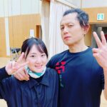 Rina Ikoma Instagram - . 水谷千重子50周年記念公演⁣ ⁣ 無事大千秋楽を迎えました！！⁣ ⁣ ご来場くださった皆様、応援してくださった皆様本当にありがとうございました🥰！⁣ ⁣ 様々な事は起こりましたが、演者、スタッフさんが揃って皆様に笑顔でありがとうございましたを言えたので、一安心です！！⁣ ⁣ そして生駒ちゃんファンの皆さん⁣ （モノクローズのみなさん）⁣ 生駒ちゃんTシャツ着てくれて毎度毎度本当にありがとう！！✨🤩⁣ 見つけやすい！手を振りやすい！他の演者さんにいじられやすい！笑⁣ ⁣ また次のTシャツも楽しみにしててね！⁣ （デザイン気をつけなきゃ。。笑笑）⁣ ⁣ ⁣ エンタメをギュッと凝縮したこの作品⁣ ⁣ 果汁1000%みたいな作品⁣ ⁣ 千重子先生のパワー！！！⁣ ⁣ に私は沢山刺激を頂きました(*´꒳`*)⁣ ⁣ またこの作品に携わるには、自分は更に役者として、人として魅力溢れる、誰かを笑顔に出来る人にならないといけないと思います。⁣ ⁣ だから、もう明日から、⁣ 自分を磨いていきます！！⁣ ⁣ 頂いた財産を持ちながら、ゆっくりでいいから、ちゃんと持続させて力にしたいな。⁣ ⁣ キーポンシャイニング！！⁣ ⁣ ⁣ ⁣ また皆さんとジョイン出来ますように。。！✨⁣ ⁣ オフショットなどはまたちらちらあげますが、⁣ ひとまず！！⁣ ⁣ ありがとうございました！！！⁣ ⁣ #水谷千重子⁣ #50周年記念公演⁣ #ニンジャーゾーン⁣ #千重子先生⁣ #バカ言ってる⁣ #的場浩司さん #明治座⁣ #博多座⁣ #生駒ちゃん