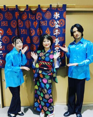 Rina Ikoma Instagram - .
水谷千重子50周年記念公演も⁣
⁣
気づいたら、明日が大千穐楽です！！⁣
⁣
さみしい🥺⁣
⁣
毎日すごく充実していて。⁣
エンタメをギュッと凝縮したこの公演は⁣
めちゃくちゃ勉強になります！！⁣
⁣
千重子先生のお歌も毎日聴けて贅沢な日々です(*´꒳`*)⁣
⁣
昨日今日と、⁣
千重子先生とダンスでジョインさせて頂きました！！⁣
⁣
平野泰新くんと！！⁣
今回も踊れて本当に嬉しかったです🥰⁣
⁣
御崎進さんとのお写真。⁣
御崎さんの目が！！👀⁣
⁣
萬みきおさんと⁣
伊達みきおさん味がすごいですね〜笑⁣
⁣
根本要さんと！！⁣
ステージ後にご挨拶したら、⁣
是非写真撮りましょうと仰って頂きました！！⁣
⁣
舞台素敵でしたよ！⁣
千秋楽までお客様を楽しませてくださいねと⁣
⁣
お話ししてくださいました！！⁣
心に刻まれました！！⁣
⁣
千重子先生のステージは⁣
様々なジャンルの素晴らしい方々の歌を聴けて⁣
本当に贅沢ですし、私も頑張りたいってモチベーションがあがりまくります！、⁣
⁣
明日も、しっかり努めます(*´꒳`*)⁣
⁣
#水谷千重子 先生⁣
#御崎進 さん⁣
#萬みきお さん⁣
#根本要 さん⁣
#平野泰新⁣
#生駒ちゃん⁣
