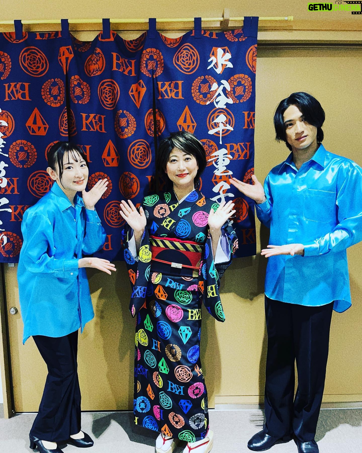 Rina Ikoma - 3 Likes - .
水谷千重子50周年記念公演も
気づいたら、明日が大千穐楽です!!
さみしい🥺
毎日すごく充実していて。
エンタメをギュッと凝縮したこの公演は
めちゃくちゃ勉強になります!!
千重子先生のお歌も毎日聴けて贅沢な日々です(*´꒳`*)
昨日今日と、
千重子先生とダンスでジョインさせて頂きました!!
平野泰新くんと!!
今回も踊れて本当に嬉しかったです🥰
御崎進さんとのお写真。
御崎さんの目が!!👀
萬みきおさんと
伊達みきおさん味がすごいですね〜笑
根本要さんと!!
ステージ後にご挨拶したら、
是非写真撮りましょうと仰って頂きました!!
舞台素敵でしたよ!
千秋楽までお客様を楽しませてくださいねと
お話ししてくださいました!!
心に刻まれました!!
千重子先生のステージは
様々なジャンルの素晴らしい方々の歌を聴けて
本当に贅沢ですし、私も頑張りたいってモチベーションがあがりまくります!、
明日も、しっかり努めます(*´꒳`*)
#水谷千重子 先生
#御崎進 さん
#萬みきお さん
#根本要 さん
#平野泰新
#生駒ちゃん