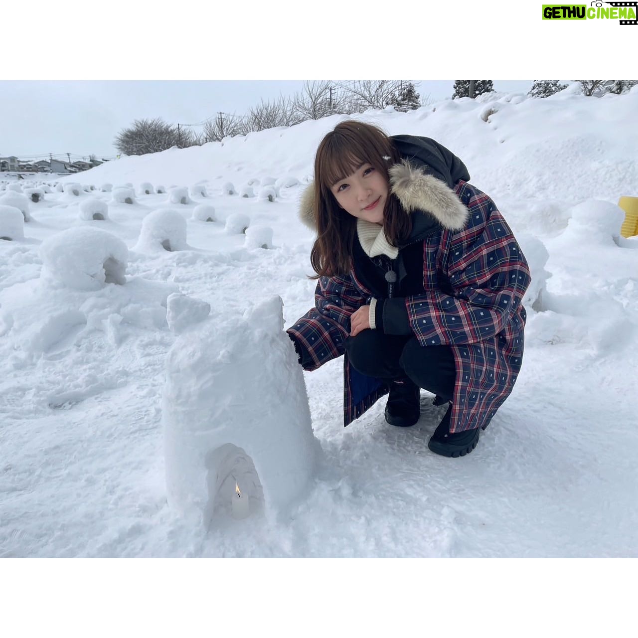 Rina Ikoma Instagram - . 今夜放送の沸騰ワード10にて またまた秋田に取り憑かれて来ました〜!! 雪がもふもふの秋田に帰れるのが久しぶりだったのでテンション上がりました!! あ、自分雪国の子だなって思えました!! 私が上京した後に出来たアクティビティや、 私が小さい頃から大好きな物。 地元の人でもびっくりしちゃうイベントなど盛りだくさんです😘 話変わるけど、髪伸びたな〜〜 気持ちは切りたいのよ。 ハンサムショートにしたい。 した上で一回真っ赤に染めたい。 夢です。 それはともかく!! 沸騰ワード10絶対見てくれよな!! それで、秋田に遊びに来てけれな!! #沸騰ワード10 #秋田県 #由利本荘市 #生駒里奈 #生駒ちゃん