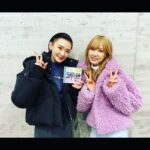 Rina Ikoma Instagram - ✴︎✴︎✴︎ 「Rakuten GirlsAward 2023 AUTUMN／WINTER」⁣ ⁣ MURUAさんのステージに出演しました！⁣ ⁣ 歓声が聞こえて来てとっても嬉しかったです🥰⁣ クールに歩かなきゃでしたので、ニヤニヤを止めてました笑⁣ ⁣ お洋服を着てコンセプトに合わせて歩くのって難しいけど楽しいですね(*´꒳`*)⁣ ⁣ 今回は若月にも会えたけど、⁣ 生駒がすっぴんでしたのでお話しだけしてバイバイして、⁣ ⁣ ピカチュウがハグしてくれてめちゃくちゃ嬉しくて。⁣ ⁣ 本田仁美ちゃんとまたまたご挨拶できました⁣ 🧡💜⁣ ⁣ CDも頂きました！⁣ ありがとうございます(*´꒳`*)✴︎⁣ アイドルなんかじゃなかったら⁣ mvも曲も素敵で結構聴いてます☺️⁣ ⁣ そして、またまた推しに会えました！！⁣ 王様戦隊キングオージャー⁣ ヒメノ・ラン役の村上愛花ちゃん！⁣ ⁣ しかも今回もMURUAさんのステージで同じでして。。⁣ 生駒、良かったね。⁣ 幸せだね！！⁣ ⁣ かわいい天使ちゃん達に会えて、⁣ お仕事が倍楽しかった生駒でした(*´꒳`*)⁣ ⁣ #GirlsAward 2023⁣ #MURUA⁣ #若月佑美⁣ #本田仁美⁣ #村上愛花⁣ #生駒ちゃん