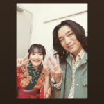 Rina Ikoma Instagram - ✴︎♑︎✴︎⁣ ⁣ 少年社中 ⁣ 25周年記念第二弾 ⁣ 第41回公演【光画楼喜譚】⁣ ⁣ 無事終幕致しました！⁣ ⁣ ご来場くださった皆様、応援してくださった皆様本当にありがとうございました！！⁣ ⁣ 私が演劇を始めた理由の少年社中さん⁣ ⁣ 20周年記念公演の⁣ トゥーランドットにも参加させて頂いてから、⁣ 5年経ったのもびっくりしたけど、⁣ ⁣ 劇団員さんの中に生駒1人！⁣ ⁣ もびっくりしましたが、⁣ ⁣ 毛利さんの描く作品を社中の皆さんと、小林至さんと共に作れた事が本当に嬉しくて、楽しくて、財産になりました！！⁣ ⁣ 今までは、⁣ もう二度と立てないかもしれない。。⁣ ⁣ って思って悲しくて泣いていたけど、⁣ ⁣ もう生駒は少年社中の家族になれたので⁣ ⁣ また実家に帰ってお芝居出来る！⁣ ⁣ てか、やるんだ！絶対！⁣ ⁣ って、楽しい未來を見れる様になって⁣ ⁣ 嬉しかった！！！⁣ ⁣ 毛利さんのやりたい事、夢を私も一緒に見たい。⁣ ⁣ そしてもっとお芝居上手くなって安心させたい😙⁣ ⁣ 血は繋がってなくても、絆が生まれたらかけがえのない存在になれる。家族になれる。⁣ ⁣ 毎日一緒にいなくても、今は届かなくても、絶対に無理だと思っても、⁣ ⁣ 自分が誠実に大事に頑張っていれば、⁣ ⁣ いつか。⁣ ⁣ 必ず形になる。⁣ ⁣ そうだよね。⁣ ⁣ ⁣ 辛い時もある。⁣ 人間は感情豊かな生き物が故に、辛いを生み出してしまう。⁣ ⁣ だから、幸せがある。⁣ 辛い分だけ、幸せがある。⁣ ⁣ 理解しなくてもいい。⁣ ⁣ 大丈夫っても言わない。保証もしない。⁣ ⁣ だけど、いつか。⁣ 幸せはやってくる。⁣ ⁣ そんな事を感じた日々でした。⁣ ⁣ ファンクラブにも、オフショット載せてます！⁣ 大事なのはそっちにこっそり載せてます(*´꒳`*)⁣ ⁣ ⁣ 光画楼喜譚裏話⁣ ⁣ 楽屋が広いとは言えないので（えへ）⁣ 毎日社中女子ズとあーでもないこーでもないって話しながらメイクするのが楽しかった！⁣ 生駒の笑い声が発声良すぎて響きがよかった。⁣ ⁣ 廿浦さん（つづさん）が⁣ 鳥目で暗点が見えない生駒を舞台袖まで誘導してくださってたのです！⁣ スーパーつづさん⁣ ⁣ えりさんも暗点見えなくて何回もぶつかってて⁣ もーっえりさんたらもーっ⁣ こまちったらもーって話してました☺️笑⁣ ⁣ 太郎さん扮するグラハムさんとのお芝居セッションは楽しかったなぁ。⁣ また会おうぞグラハムさん。⁣ 井俣さんのカメラワークも上手。⁣ ⁣ 川本さんが小道具の仮面や、写真やら作ってて⁣ いつか生駒のTシャツもデザインして欲しいな〜って思って(*´꒳`*)⁣ ⁣ 田辺さんとぐっと距離が縮まって嬉しかった🤩⁣ 田辺さんは甘いものが好き。⁣ 絞り出すセリフが面白くて毎日ガン見してました。⁣ ⁣ ⁣ とまぁ沢山あります！⁣ ので、ファンクラブイベントなどてまた話します(*´꒳`*)⁣ ⁣ さ、次のお仕事の台本読もう。⁣ ⁣ でもまたきっと。⁣ 光画楼は現れるでしょう。⁣ ⁣ きっと。ね。⁣ ⁣ #少年社中⁣ #光画楼喜譚⁣ #中野ザ・ポケット⁣ #毛利亘宏　さん⁣ #井俣太良　さん⁣ #大竹えり　さん⁣ #田辺幸太郎　さん⁣ #廿浦裕介　さん⁣ #加藤良子　さん⁣ #長谷川太郎　さん⁣ #杉山未央　さん⁣ #山川ありそ　さん⁣ #内山智絵　さん⁣ #川本裕之　さん⁣ #竹内尚文　さん⁣ #小林至　さん⁣ #生駒ちゃん