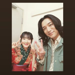 Rina Ikoma Instagram - ✴︎♑︎✴︎⁣
⁣
少年社中 ⁣
25周年記念第二弾 ⁣
第41回公演【光画楼喜譚】⁣
⁣
無事終幕致しました！⁣
⁣
ご来場くださった皆様、応援してくださった皆様本当にありがとうございました！！⁣
⁣
私が演劇を始めた理由の少年社中さん⁣
⁣
20周年記念公演の⁣
トゥーランドットにも参加させて頂いてから、⁣
5年経ったのもびっくりしたけど、⁣
⁣
劇団員さんの中に生駒1人！⁣
⁣
もびっくりしましたが、⁣
⁣
毛利さんの描く作品を社中の皆さんと、小林至さんと共に作れた事が本当に嬉しくて、楽しくて、財産になりました！！⁣
⁣
今までは、⁣
もう二度と立てないかもしれない。。⁣
⁣
って思って悲しくて泣いていたけど、⁣
⁣
もう生駒は少年社中の家族になれたので⁣
⁣
また実家に帰ってお芝居出来る！⁣
⁣
てか、やるんだ！絶対！⁣
⁣
って、楽しい未來を見れる様になって⁣
⁣
嬉しかった！！！⁣
⁣
毛利さんのやりたい事、夢を私も一緒に見たい。⁣
⁣
そしてもっとお芝居上手くなって安心させたい😙⁣
⁣
血は繋がってなくても、絆が生まれたらかけがえのない存在になれる。家族になれる。⁣
⁣
毎日一緒にいなくても、今は届かなくても、絶対に無理だと思っても、⁣
⁣
自分が誠実に大事に頑張っていれば、⁣
⁣
いつか。⁣
⁣
必ず形になる。⁣
⁣
そうだよね。⁣
⁣
⁣
辛い時もある。⁣
人間は感情豊かな生き物が故に、辛いを生み出してしまう。⁣
⁣
だから、幸せがある。⁣
辛い分だけ、幸せがある。⁣
⁣
理解しなくてもいい。⁣
⁣
大丈夫っても言わない。保証もしない。⁣
⁣
だけど、いつか。⁣
幸せはやってくる。⁣
⁣
そんな事を感じた日々でした。⁣
⁣
ファンクラブにも、オフショット載せてます！⁣
大事なのはそっちにこっそり載せてます(*´꒳`*)⁣
⁣
⁣
光画楼喜譚裏話⁣
⁣
楽屋が広いとは言えないので（えへ）⁣
毎日社中女子ズとあーでもないこーでもないって話しながらメイクするのが楽しかった！⁣
生駒の笑い声が発声良すぎて響きがよかった。⁣
⁣
廿浦さん（つづさん）が⁣
鳥目で暗点が見えない生駒を舞台袖まで誘導してくださってたのです！⁣
スーパーつづさん⁣
⁣
えりさんも暗点見えなくて何回もぶつかってて⁣
もーっえりさんたらもーっ⁣
こまちったらもーって話してました☺️笑⁣
⁣
太郎さん扮するグラハムさんとのお芝居セッションは楽しかったなぁ。⁣
また会おうぞグラハムさん。⁣
井俣さんのカメラワークも上手。⁣
⁣
川本さんが小道具の仮面や、写真やら作ってて⁣
いつか生駒のTシャツもデザインして欲しいな〜って思って(*´꒳`*)⁣
⁣
田辺さんとぐっと距離が縮まって嬉しかった🤩⁣
田辺さんは甘いものが好き。⁣
絞り出すセリフが面白くて毎日ガン見してました。⁣
⁣
⁣
とまぁ沢山あります！⁣
ので、ファンクラブイベントなどてまた話します(*´꒳`*)⁣
⁣
さ、次のお仕事の台本読もう。⁣
⁣
でもまたきっと。⁣
光画楼は現れるでしょう。⁣
⁣
きっと。ね。⁣
⁣
#少年社中⁣
#光画楼喜譚⁣
#中野ザ・ポケット⁣
#毛利亘宏　さん⁣
#井俣太良　さん⁣
#大竹えり　さん⁣
#田辺幸太郎　さん⁣
#廿浦裕介　さん⁣
#加藤良子　さん⁣
#長谷川太郎　さん⁣
#杉山未央　さん⁣
#山川ありそ　さん⁣
#内山智絵　さん⁣
#川本裕之　さん⁣
#竹内尚文　さん⁣
#小林至　さん⁣
#生駒ちゃん