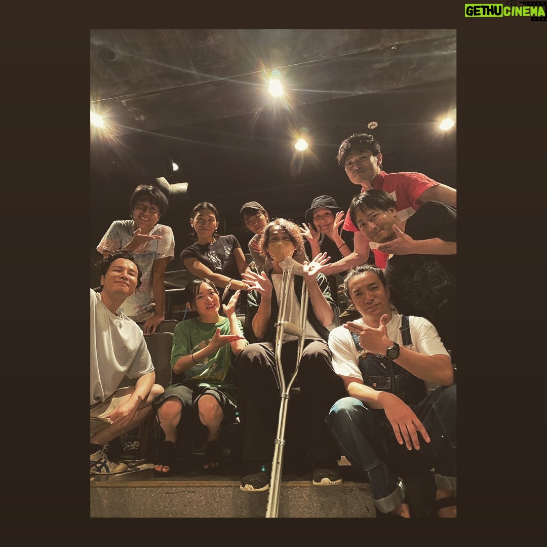 Rina Ikoma - 3 Likes - ✴︎♑︎✴︎
少年社中
25周年記念第二弾
第41回公演【光画楼喜譚】
無事終幕致しました!
ご来場くださった皆様、応援してくださった皆様本当にありがとうございました!!
私が演劇を始めた理由の少年社中さん
20周年記念公演の
トゥーランドットにも参加させて頂いてから、
5年経ったのもびっくりしたけど、
劇団員さんの中に生駒1人!
もびっくりしましたが、
毛利さんの描く作品を社中の皆さんと、小林至さんと共に作れた事が本当に嬉しくて、楽しくて、財産になりました!!
今までは、
もう二度と立てないかもしれない。。
って思って悲しくて泣いていたけど、
もう生駒は少年社中の家族になれたので
また実家に帰ってお芝居出来る!
てか、やるんだ!絶対!
って、楽しい未來を見れる様になって
嬉しかった!!!
毛利さんのやりたい事、夢を私も一緒に見たい。
そしてもっとお芝居上手くなって安心させたい😙
血は繋がってなくても、絆が生まれたらかけがえのない存在になれる。家族になれる。
毎日一緒にいなくても、今は届かなくても、絶対に無理だと思っても、
自分が誠実に大事に頑張っていれば、
いつか。
必ず形になる。
そうだよね。
辛い時もある。
人間は感情豊かな生き物が故に、辛いを生み出してしまう。
だから、幸せがある。
辛い分だけ、幸せがある。
理解しなくてもいい。
大丈夫っても言わない。保証もしない。
だけど、いつか。
幸せはやってくる。
そんな事を感じた日々でした。
ファンクラブにも、オフショット載せてます!
大事なのはそっちにこっそり載せてます(*´꒳`*)
光画楼喜譚裏話
楽屋が広いとは言えないので(えへ)
毎日社中女子ズとあーでもないこーでもないって話しながらメイクするのが楽しかった!
生駒の笑い声が発声良すぎて響きがよかった。
廿浦さん(つづさん)が
鳥目で暗点が見えない生駒を舞台袖まで誘導してくださってたのです!
スーパーつづさん
えりさんも暗点見えなくて何回もぶつかってて
もーっえりさんたらもーっ
こまちったらもーって話してました☺️笑
太郎さん扮するグラハムさんとのお芝居セッションは楽しかったなぁ。
また会おうぞグラハムさん。
井俣さんのカメラワークも上手。
川本さんが小道具の仮面や、写真やら作ってて
いつか生駒のTシャツもデザインして欲しいな〜って思って(*´꒳`*)
田辺さんとぐっと距離が縮まって嬉しかった🤩
田辺さんは甘いものが好き。
絞り出すセリフが面白くて毎日ガン見してました。
とまぁ沢山あります!
ので、ファンクラブイベントなどてまた話します(*´꒳`*)
さ、次のお仕事の台本読もう。
でもまたきっと。
光画楼は現れるでしょう。
きっと。ね。
#少年社中
#光画楼喜譚
#中野ザ・ポケット
#毛利亘宏 さん
#井俣太良 さん
#大竹えり さん
#田辺幸太郎 さん
#廿浦裕介 さん
#加藤良子 さん
#長谷川太郎 さん
#杉山未央 さん
#山川ありそ さん
#内山智絵 さん
#川本裕之 さん
#竹内尚文 さん
#小林至 さん
#生駒ちゃん