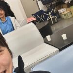 Rina Kawaei Instagram - こんばんは☺︎ 連日撮影頑張ってます キャストの方々、そしてスタッフさん みなさんおもろすぎて ツボが浅すぎる私は変な笑い声響かせてます あーたのしい 現場からは以上です。 @yoshizumiiii さん おもしろすぎる、天才 顔見ると笑っちゃうからいつも下まつ毛見てます。 #となりのナースエイド