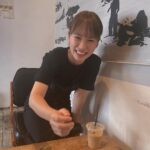 Rina Kawaei Instagram - 空き時間にマネージャーさんと☕️ めっちゃ楽しそうなんだけど (右頬のニキビパッチ気にしないで) (絶対この服ちよりと被ってる) 今日もお疲れ様でした〜！
