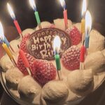 Rina Kawaei Instagram - 28歳になりましたー！ 先日インした現場でお祝いしていただきました🥹 ちょっと前にローソンの撮影でもケーキを頂きました🎂 ありがとうございました♡ 今年は皆さんに良い報告がたくさんできるよう 頑張りますねっ🫡
