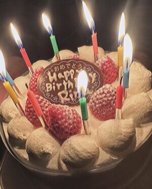Rina Kawaei Instagram - 28歳になりましたー！
先日インした現場でお祝いしていただきました🥹
ちょっと前にローソンの撮影でもケーキを頂きました🎂
ありがとうございました♡
今年は皆さんに良い報告がたくさんできるよう
頑張りますねっ🫡