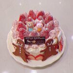 Rina Kawaei Instagram - メリークリスマスイブ🎄 今年はケーキを作りました🎂 スーパーはしごしたけどサンタの砂糖菓子見つからず🫠 売ってたクッキーとサンタの代わりにうさぎとくまさーん ※生クリームの絞り方下手すぎてウェーブ強めになってます みなさま素敵なクリスマスを🎅🏻❤️