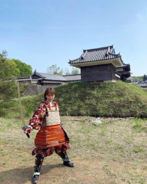 Rina Kawaei Instagram - NHK「義経のスマホ」
義経役をやらせていただきました！
深夜0時25〜あっという間の5分間です。
お見逃しなく！
実はばっちり装備しております
いつでも戦えます🏯
よろしくお願いします🥷🏻