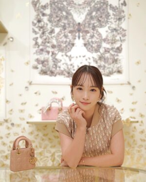 Rina Kawaei Instagram - Diorホリデーポップアップ
バタフライモチーフがとにかく可愛いかった🦋
とっても素敵な空間でした♡

表参道交差点にて
11月18日から12月25日まで開催されますので、ぜひ🫶🏻

#DiorCruise
 #ディオールホリデーポップアップ 
#ディオールファインジュエリー
#SupportedByDior
