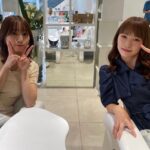 Rina Kawaei Instagram - りななな👭🏻 いや、下の名前のイメージないな 浅川栄かな👭🏻 事務所で数回会ったことはありましたが 借り猫状態の浅川さんでしたので ちゃんと話したことはなくて 初めて共演してビックリしました ずっと喋ってるんです、しかも早朝から まじパワフルで愉快でした。 記念すべき初2ショットお届けします📷