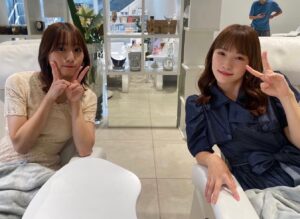 Rina Kawaei Instagram - りななな👭🏻
いや、下の名前のイメージないな
浅川栄かな👭🏻
事務所で数回会ったことはありましたが
借り猫状態の浅川さんでしたので
ちゃんと話したことはなくて
初めて共演してビックリしました
ずっと喋ってるんです、しかも早朝から
まじパワフルで愉快でした。
記念すべき初2ショットお届けします📷