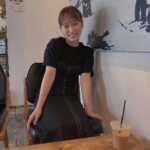 Rina Kawaei Instagram - 空き時間にマネージャーさんと☕️ めっちゃ楽しそうなんだけど (右頬のニキビパッチ気にしないで) (絶対この服ちよりと被ってる) 今日もお疲れ様でした〜！