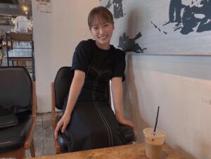 Rina Kawaei Instagram - 空き時間にマネージャーさんと☕️
めっちゃ楽しそうなんだけど
(右頬のニキビパッチ気にしないで)
(絶対この服ちよりと被ってる)
今日もお疲れ様でした〜！