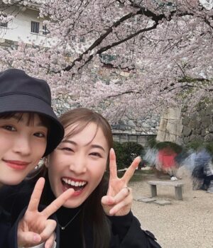 Rina Kawaei Instagram - 名古屋、御園座！お世話になりました！
お休みの日は
@misaki_rion 
とおでかけしました〜👭🏻
名古屋城と撮ってくれてると思ったら
ほぼ石垣だったんだけど
くみちゃん？笑
御園座公演20日までです☺︎
私は次、博多座でお待ちしておりますね♨️
#千と千尋の神隠し