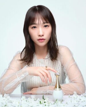 Rina Kawaei Instagram - 「ジャドール パルファン ドー」
2022年に誕生した、花と水から生まれたウォーターベース フレグランス「ジャドール パルファン ドー」
花本来のナチュラルな魅力あふれるアルコールフリーのフォーミュラは肌が柔らかく香り立つような心地よさを叶え、フレグランスの新たな世界へと扉を開きました。
纏う人を喜びで包み込む、フレッシュな魅力溢れるヴァロリス産ネロリ、太陽のように輝くサンバック ジャスミンやなめらかなスターマグノリアが出会い、みずみずしく、ふんわりと香ります。

爽やかなお花の香りで癒されています🤍
これからの季節にぴったり☺️

@diorbeauty
@dior
#ジャドール
#DiorJoaillerie
#SUPPORTEDBYDIOR